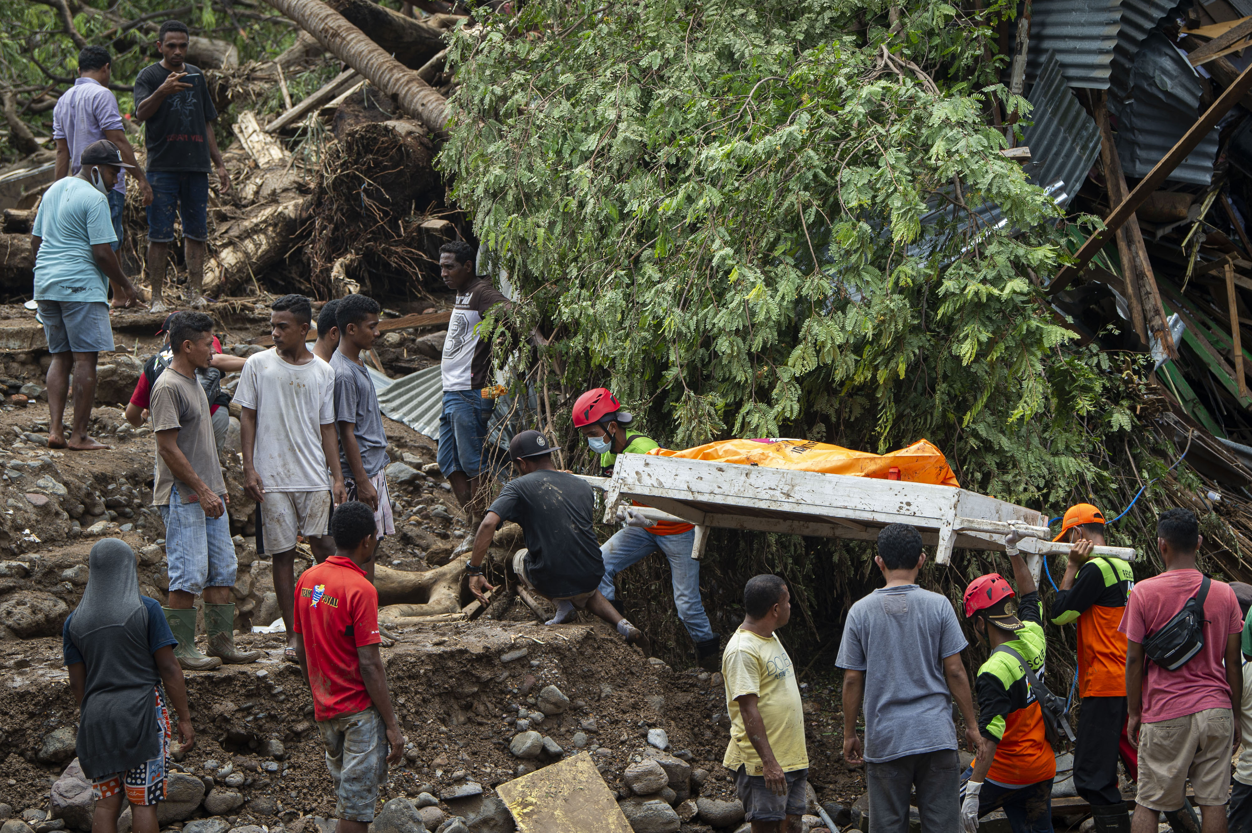 Petugas SAR memanggul korban meninggal dunia akibat banjir di Adonara Timur, Kabupaten Flores Timur, NTT, Rabu (7/4/2021)