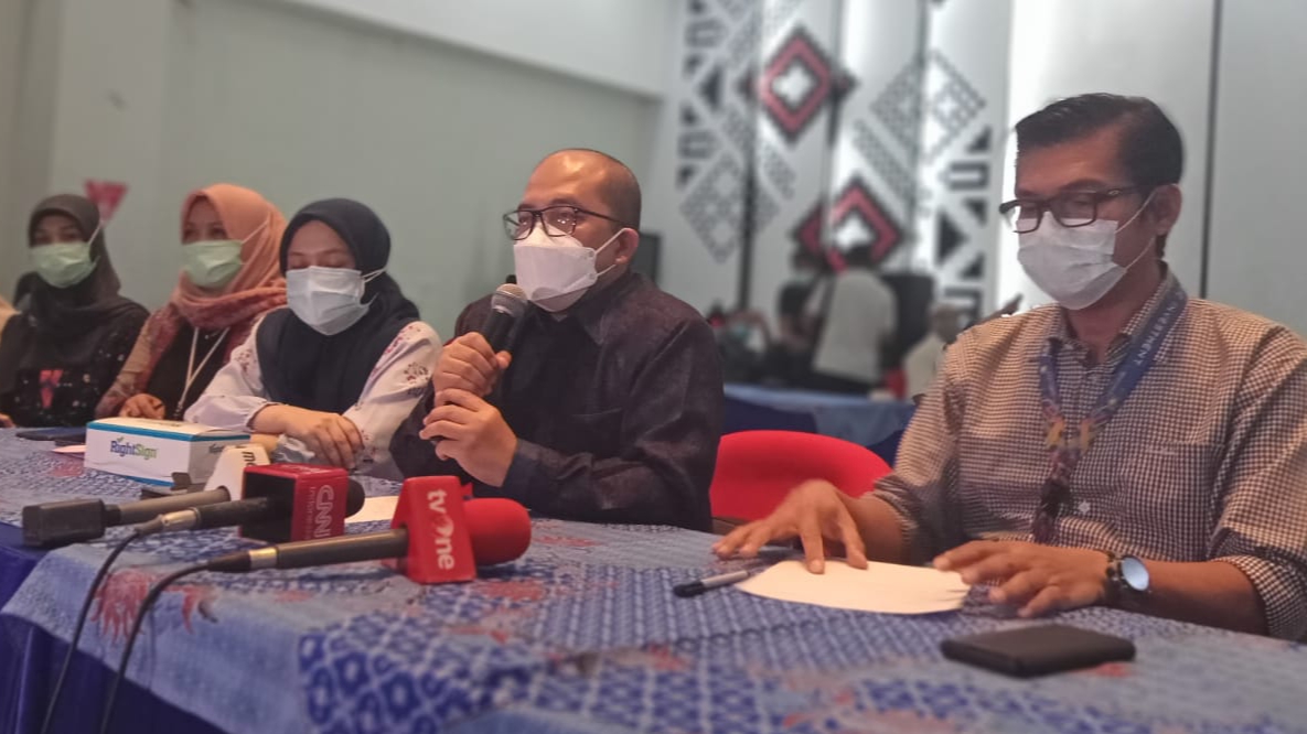 Direktur Utama PT Kimia Farma Diagnostik Adil Fadhilah Bulqini memberi penjelasan di Bandara Kualanamu
