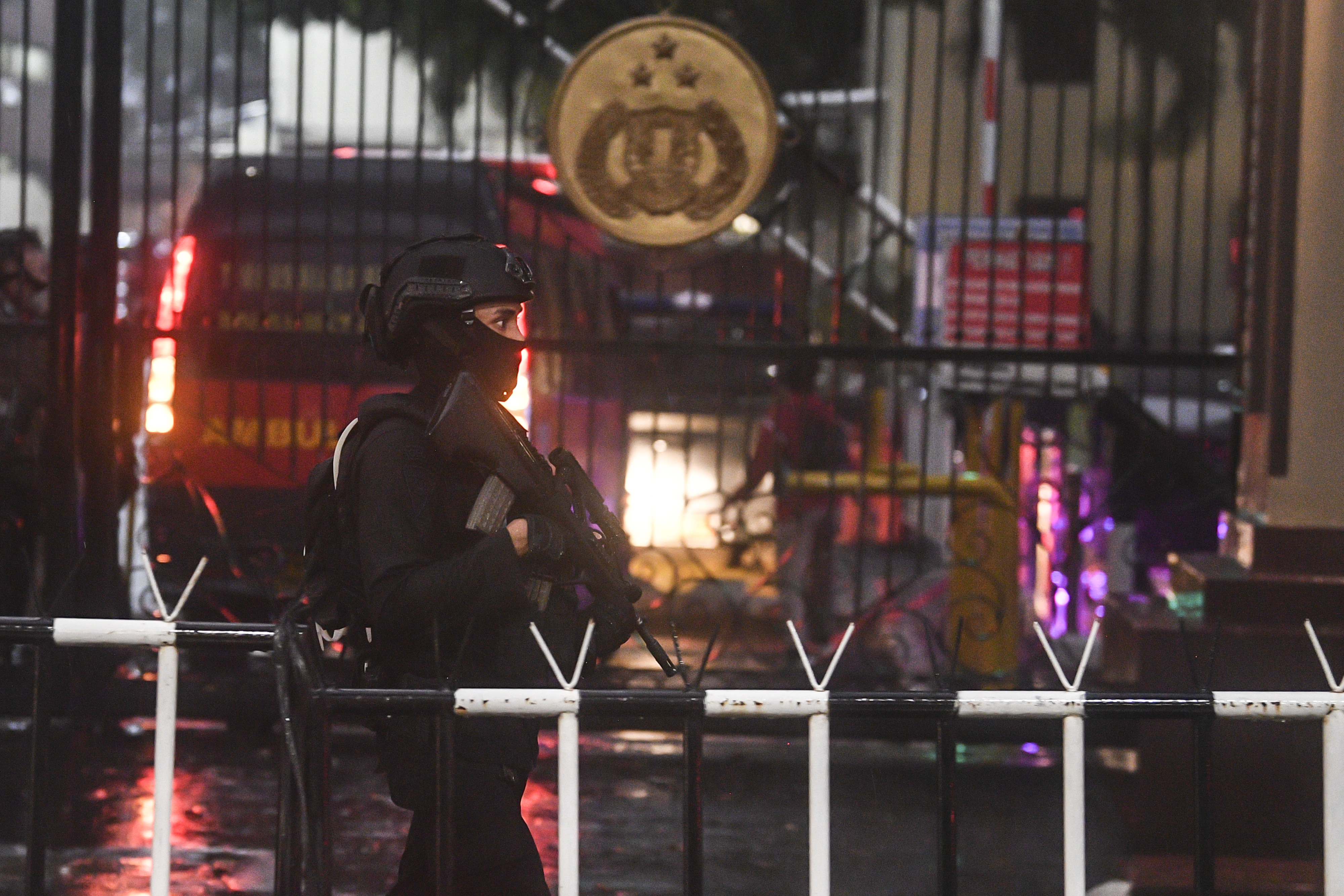 Personel kepolisian dengan rompi anti peluru dan senjata laras panjang berjaga di Mabes Polri, Jakarta, Rabu (31/3).