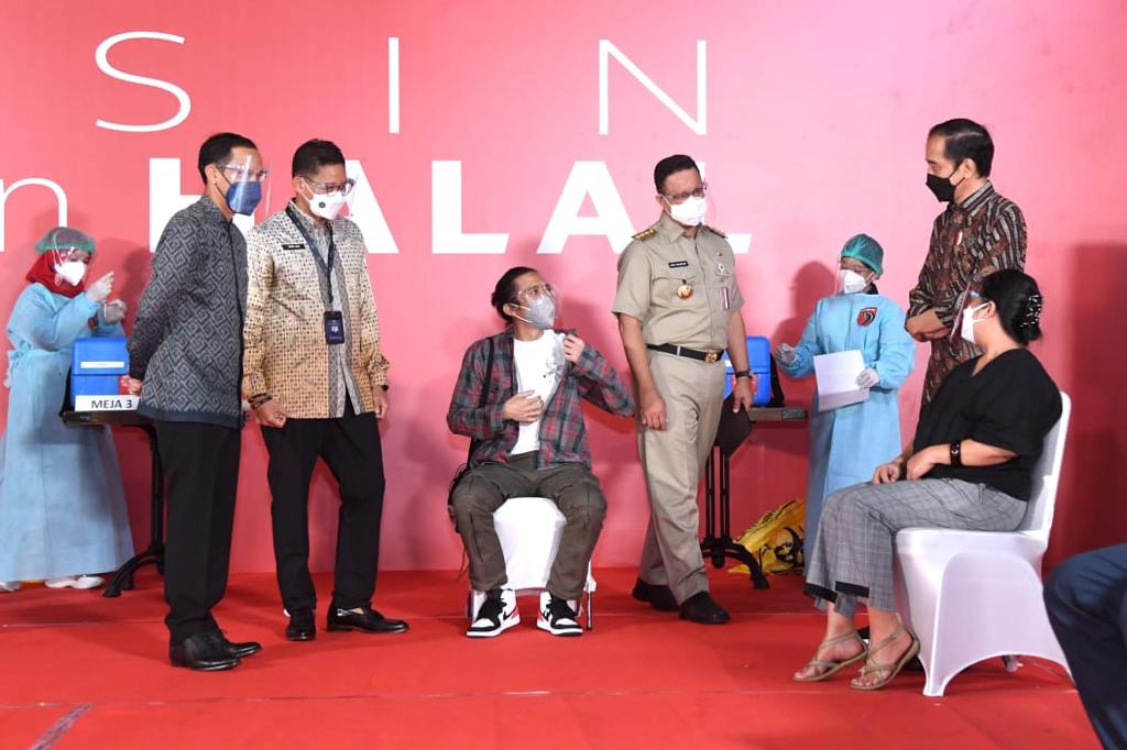 Personel Slank, Bimbim, mendapatkan suntikan vaksin covid-19