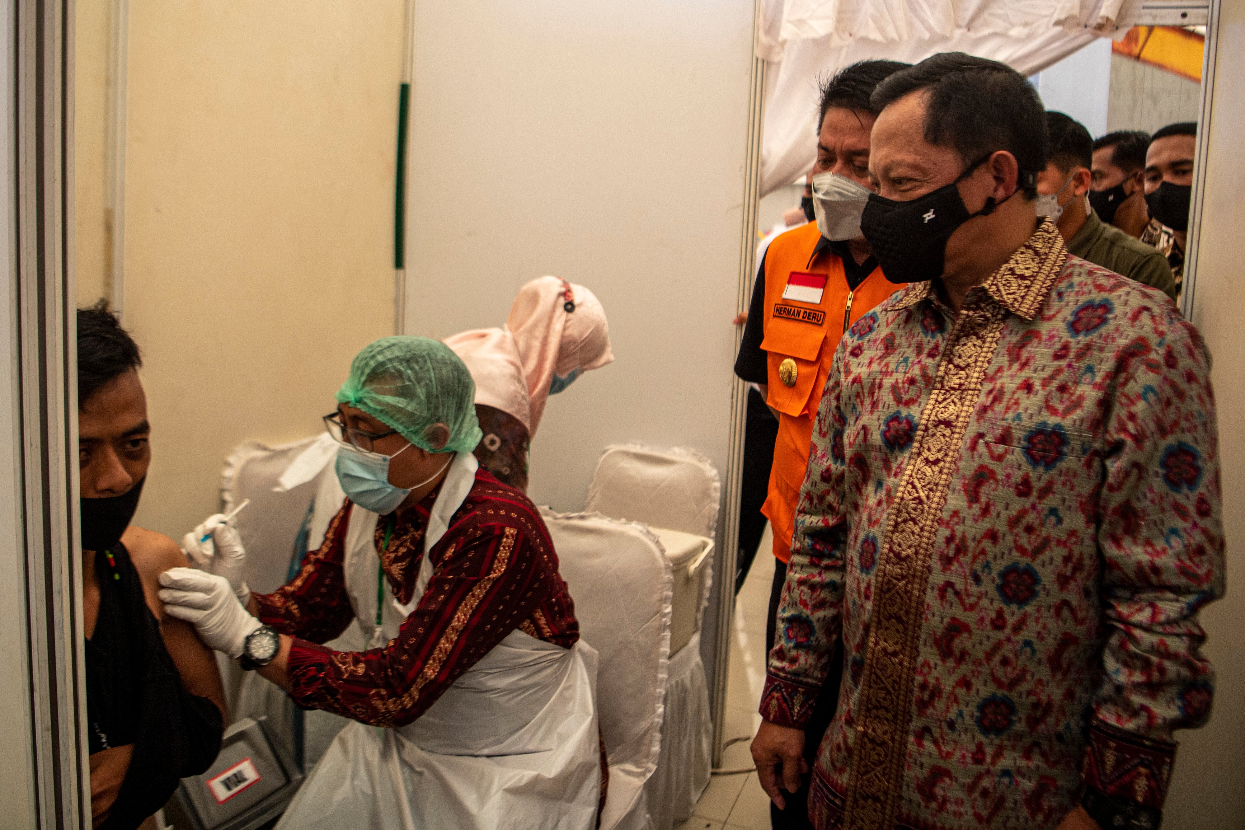 Mendagri Tito Karnavian bersama Gubernur Sumsel Herman Deru meninjau vaksinasi massal di Jakabaring Sport City, Palembang, Maret lalu.