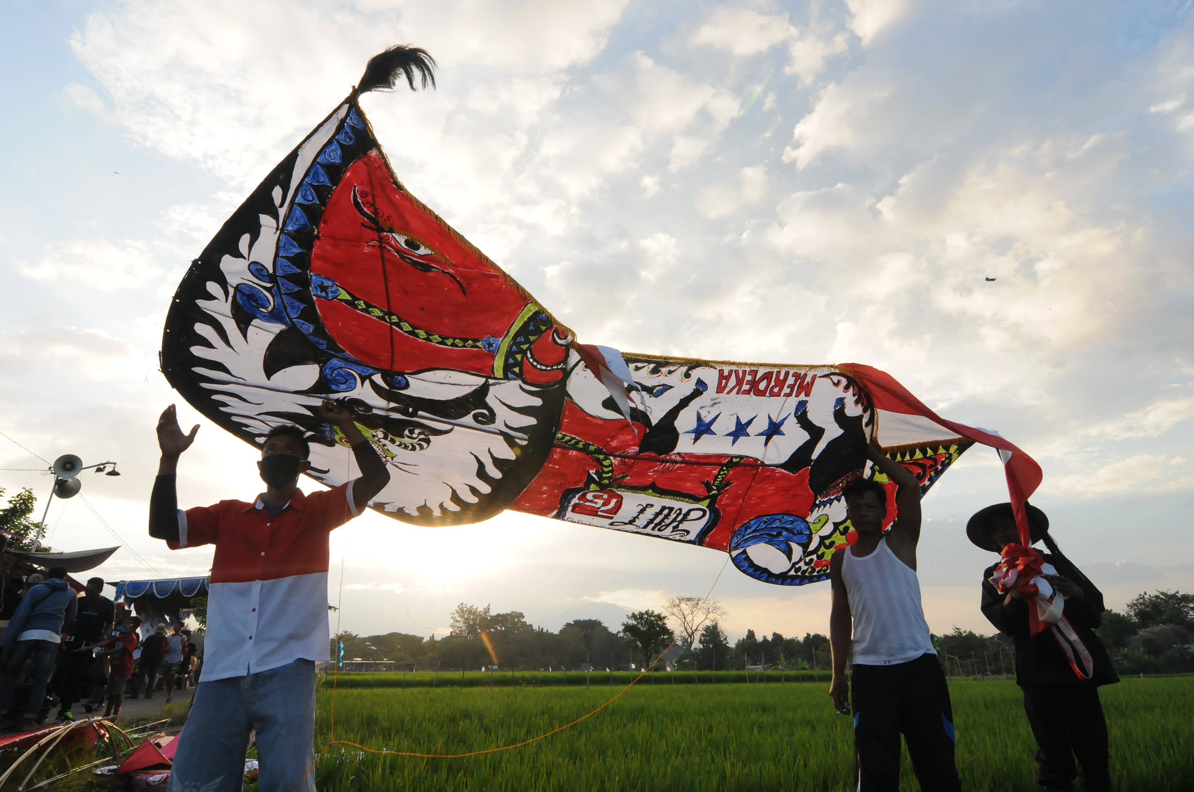 Warga menunjukan kreasi layang-layangnya. Tantangan yang ada kerap memicu timbulnya kreativitas.