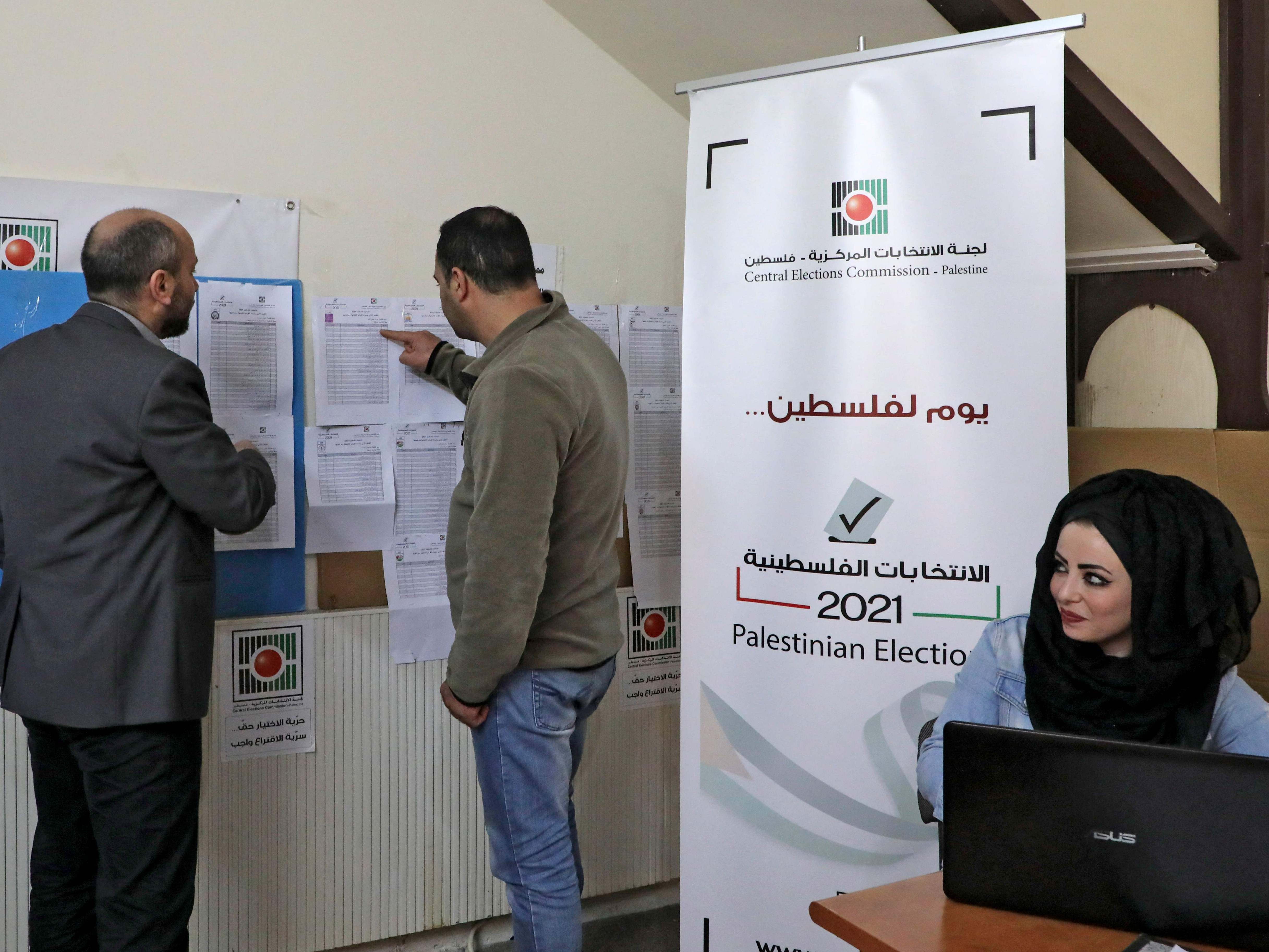 Pegawai Komisi Pemilihan Pusat Palestina menampilkan daftar pemilihan menjelang pemilihan umum yang akan datang.