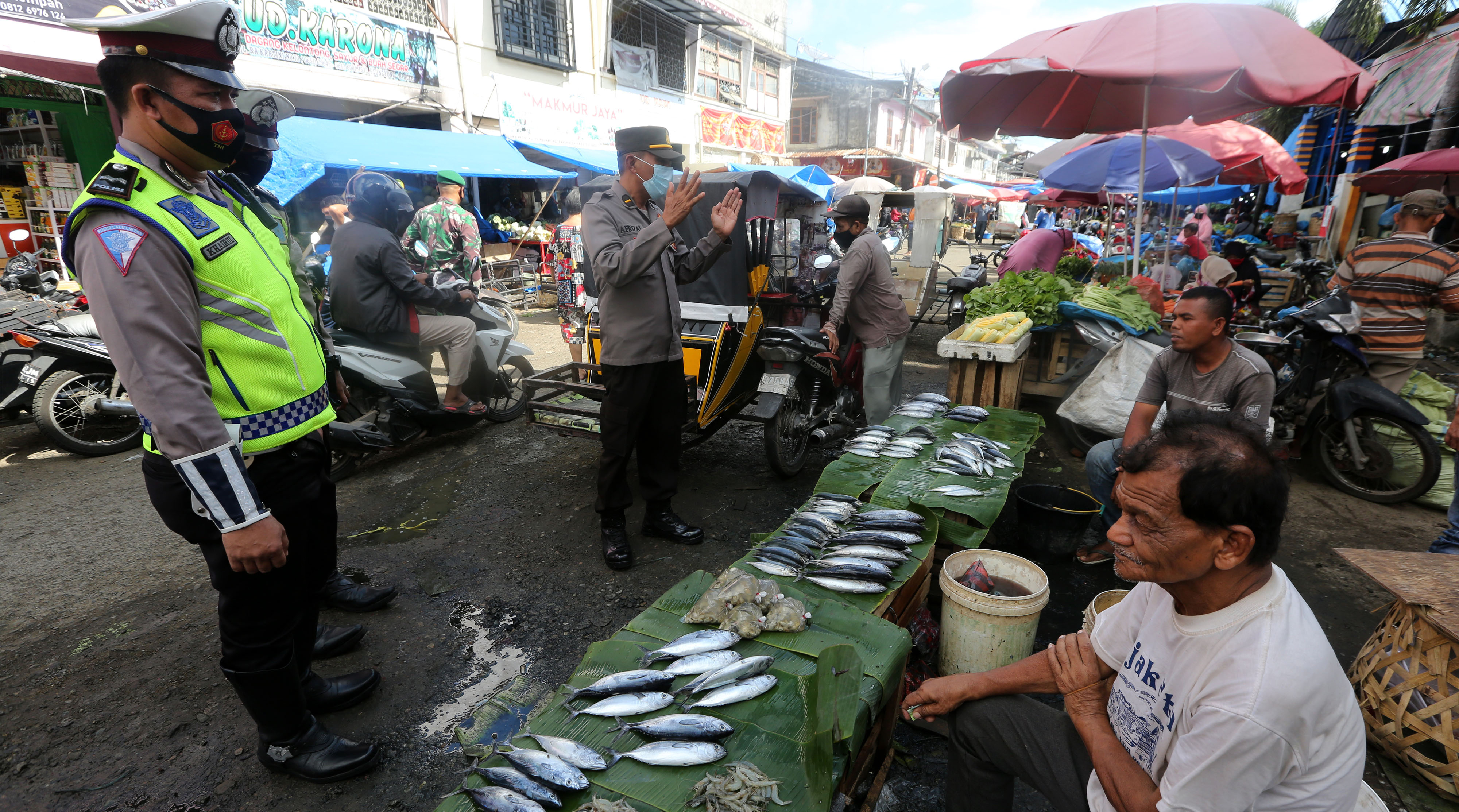 Tim Satgas Covid-19 Banda Aceh menegur pedagang yang tidak memakai masker di Pasar tradisional Peunayong, Banda Aceh, Kamis (22/4/2021)