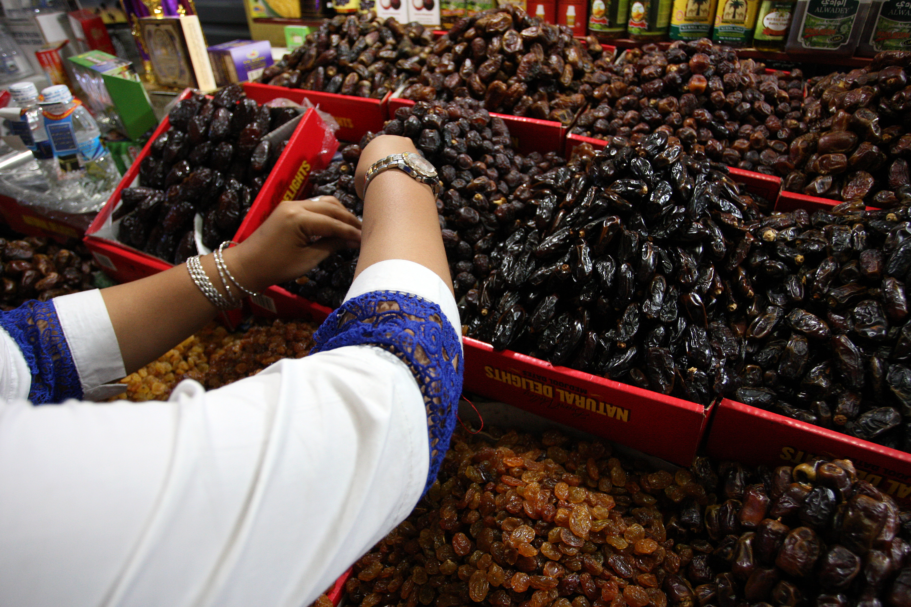 Pedagang menata kurma di Pasar Thamrin City Jakarta. Kurma salah satu menu pembuka buka puasa favorit.