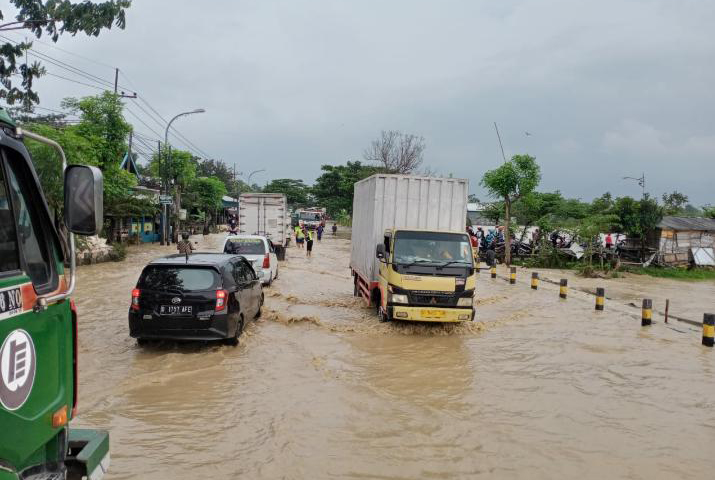 Banjir di jalan pantura Kabupaten Tuban, Jawa Timur, Januari 2021 lalu. 
