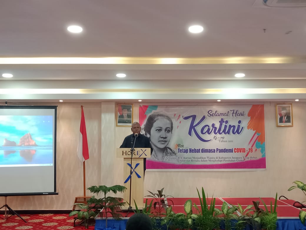 Bupati Jayapura Mathius Awoitauw, SE, M.Si, Saat Memberikan sambutannya pada acara Hari Kartini ke-142 tahun 2021.