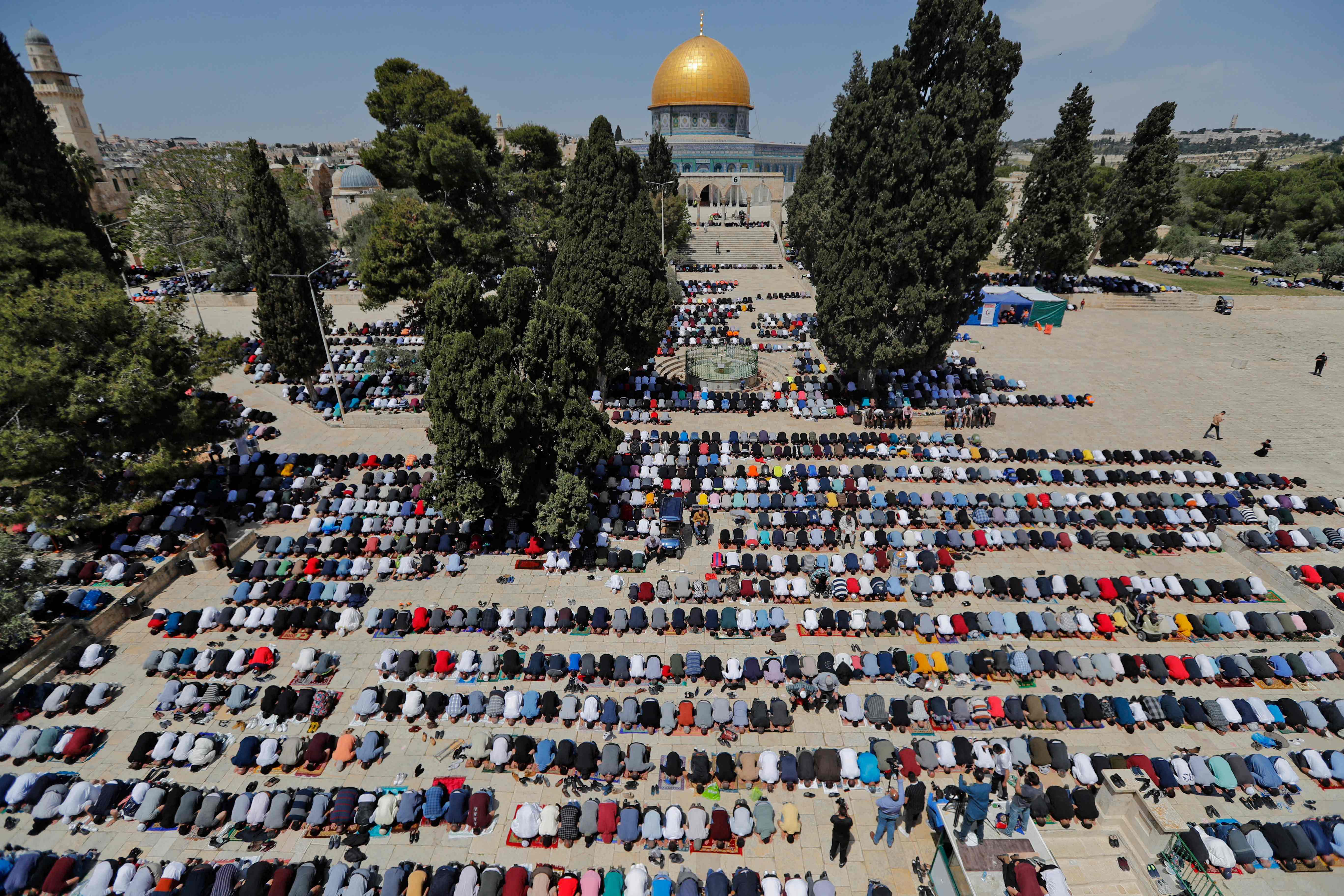 Warga Palestina melakukan salat Jumat pertama Ramadan di kompleks Masjid Al-Aqsa, Jumat (16/4).