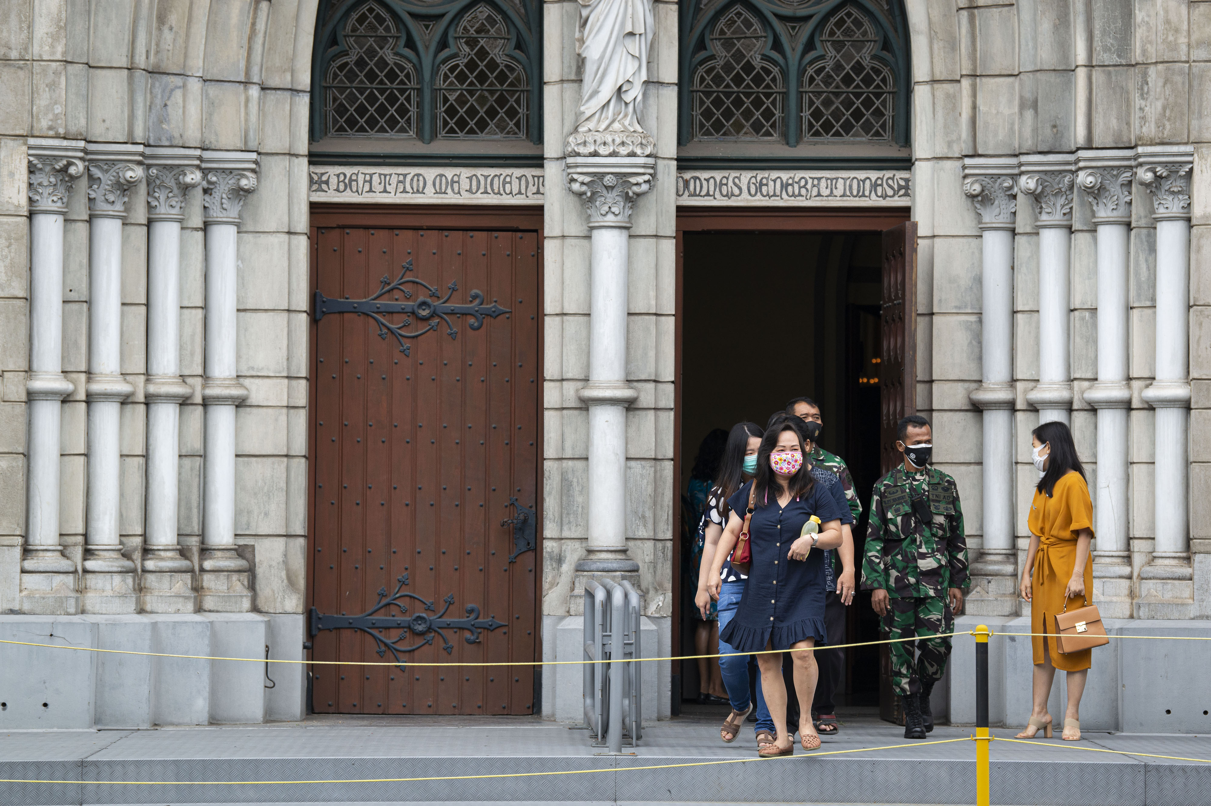 Sejumlah umat Katolik berjalan usai beribadah Misa Paskah di Gereja Katedral, Jakarta, Minggu (4/4/2021).