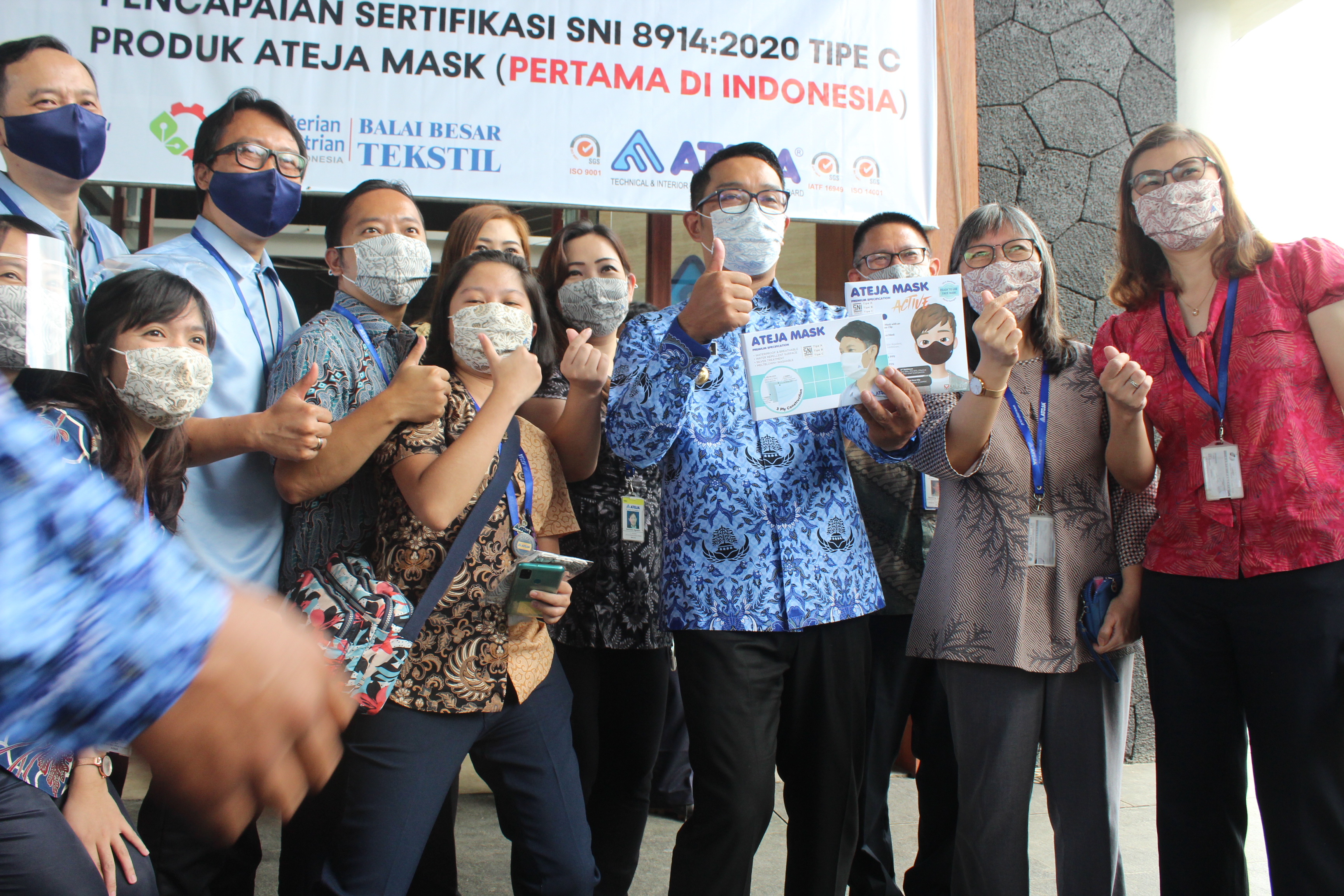 Gubernur Jabar Ridwan Kamil (keempat dari kanan) saat meresmikan masker Ateja.