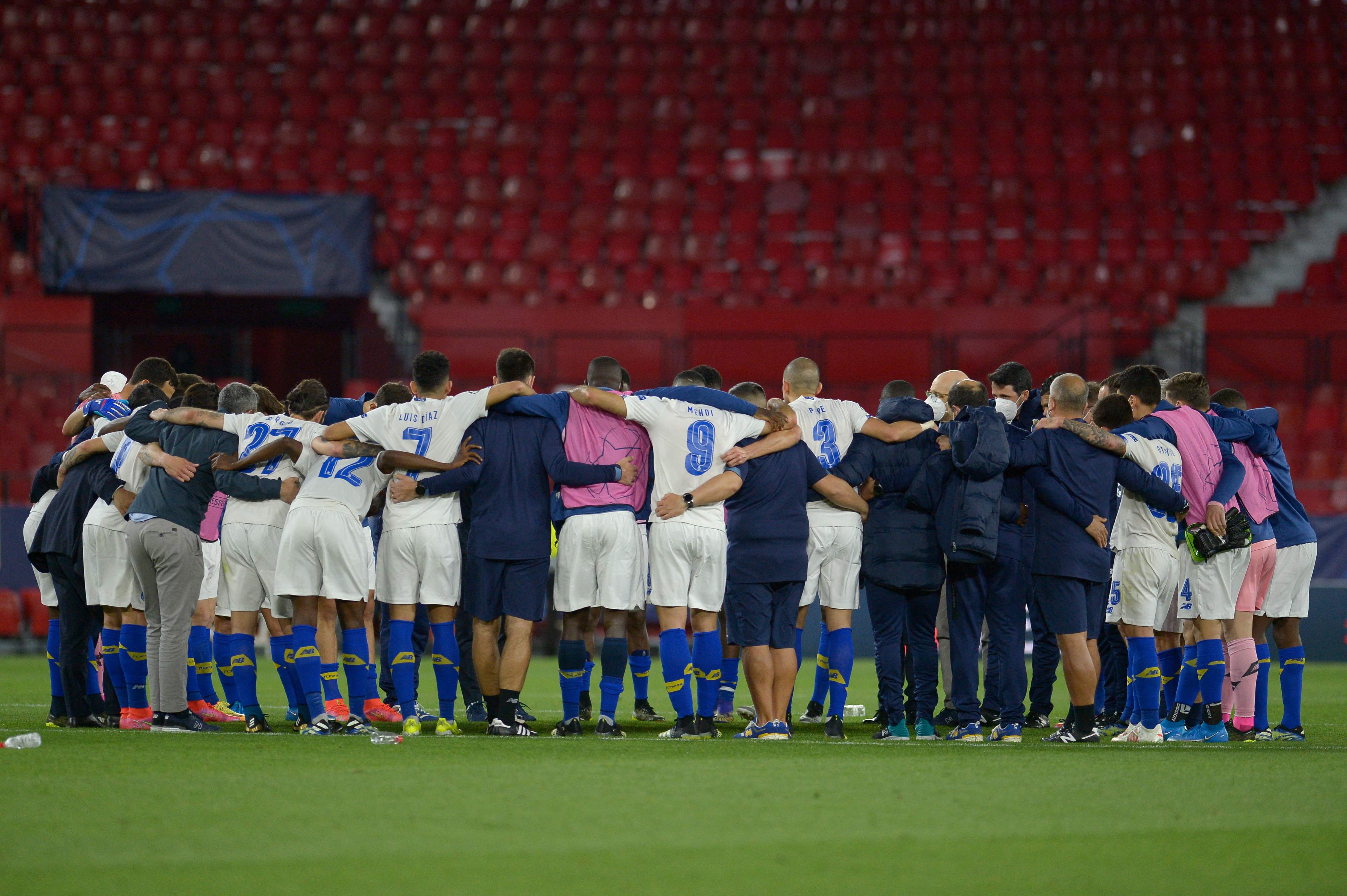 Para pemain Porto saling menguatkan usai tersingkir dari perempat final Liga Champions karena kalah agregat dari Chelsea.
