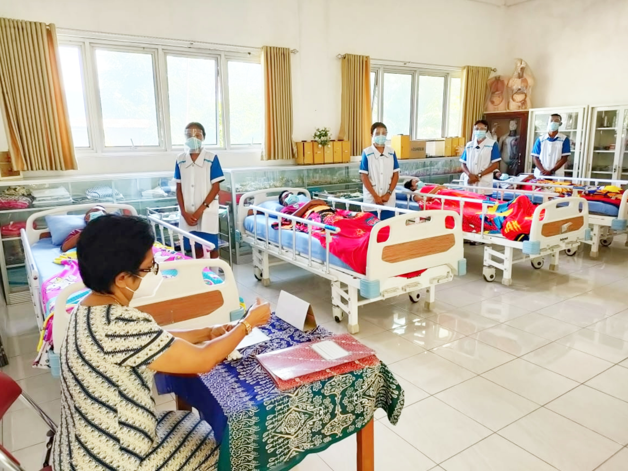 Siswa SMK Kasih Bunda Maumere lagi praktik dalam ujian kompetensi keahlian.