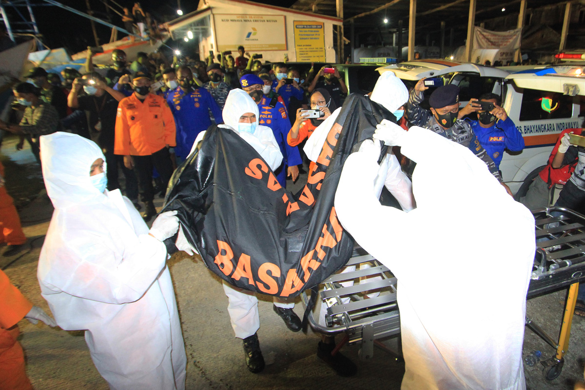 Petugas membawa kantong jenazah korban tenggelamnya MV Barokah di perairan Indramayu, Jawa Barat. 
