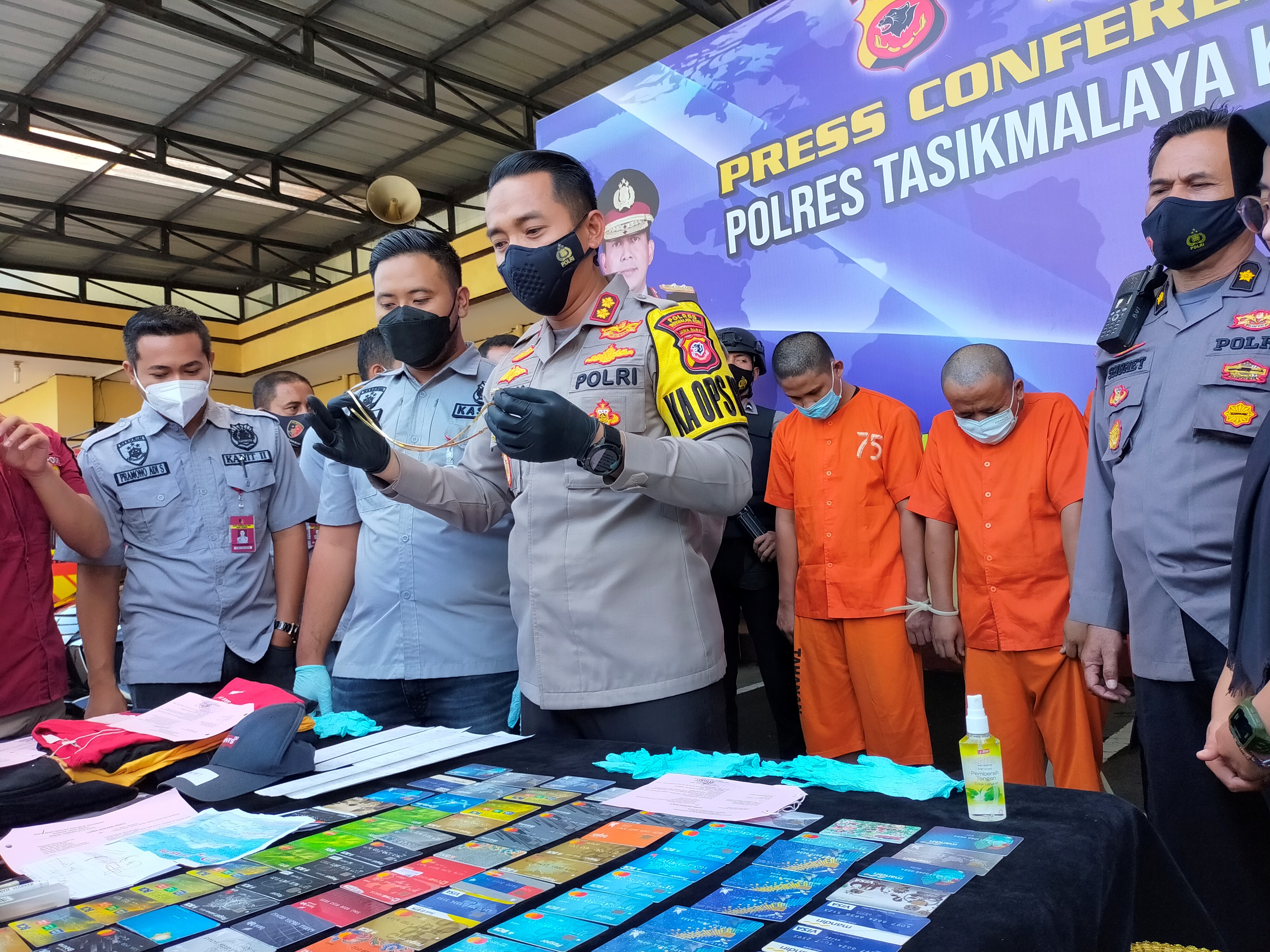 Kapolres Tasikmalaya Kota AKB Doni Hermawan menunjukkan barang bukti berupa kartu ATM palsu, emas, dan cincin yang dibeli para pelaku.