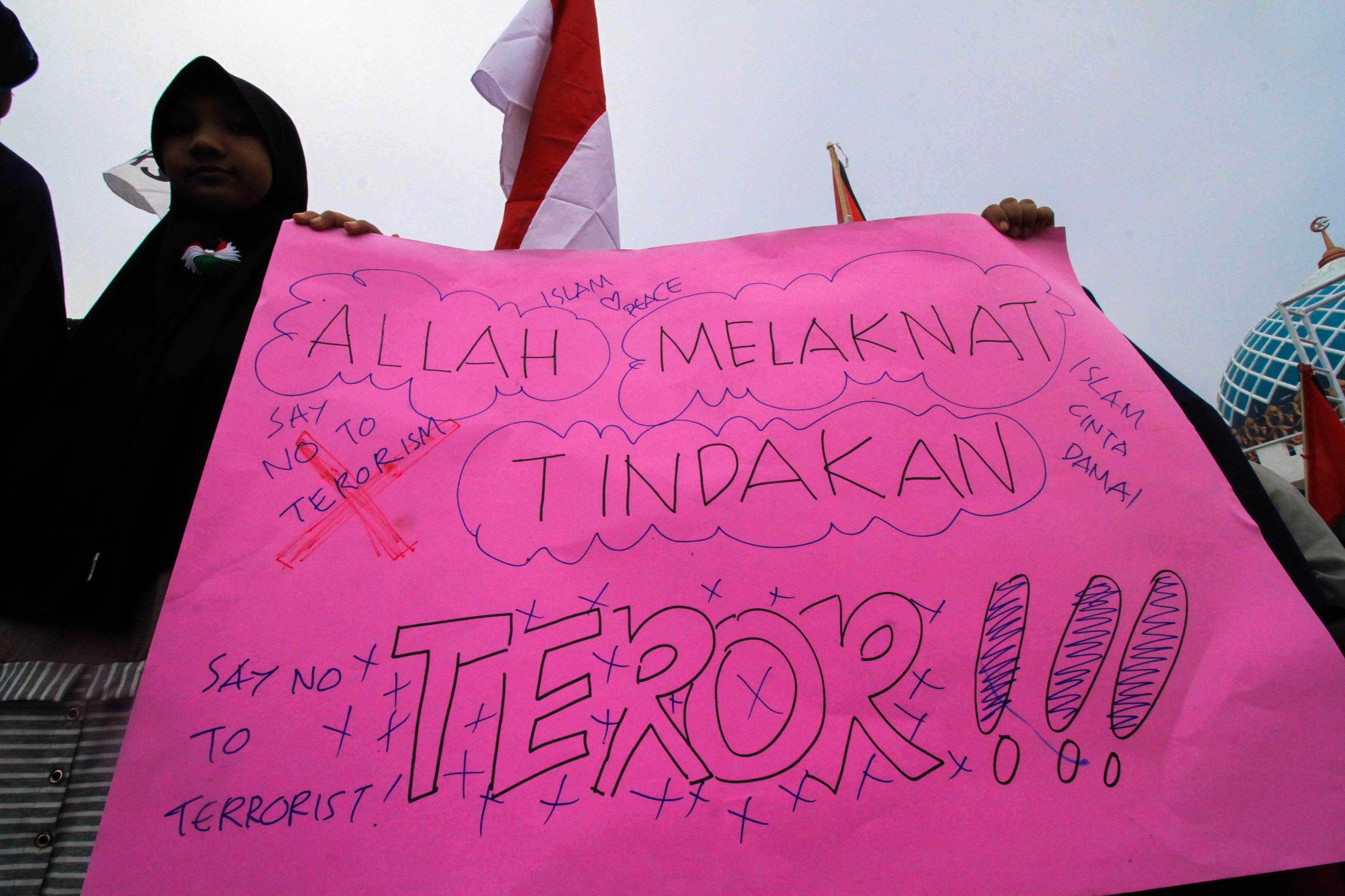 Aksi masyarakat menolak terorisme