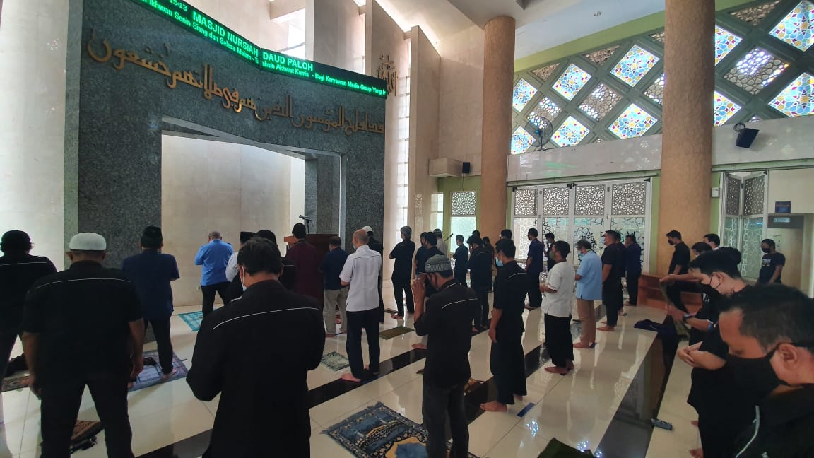 Suasana salat gaib di Masjid Nursiah Daud Paloh, Komplek Media Group, Kedoya, Jakarta Barat, Senin (26/4)