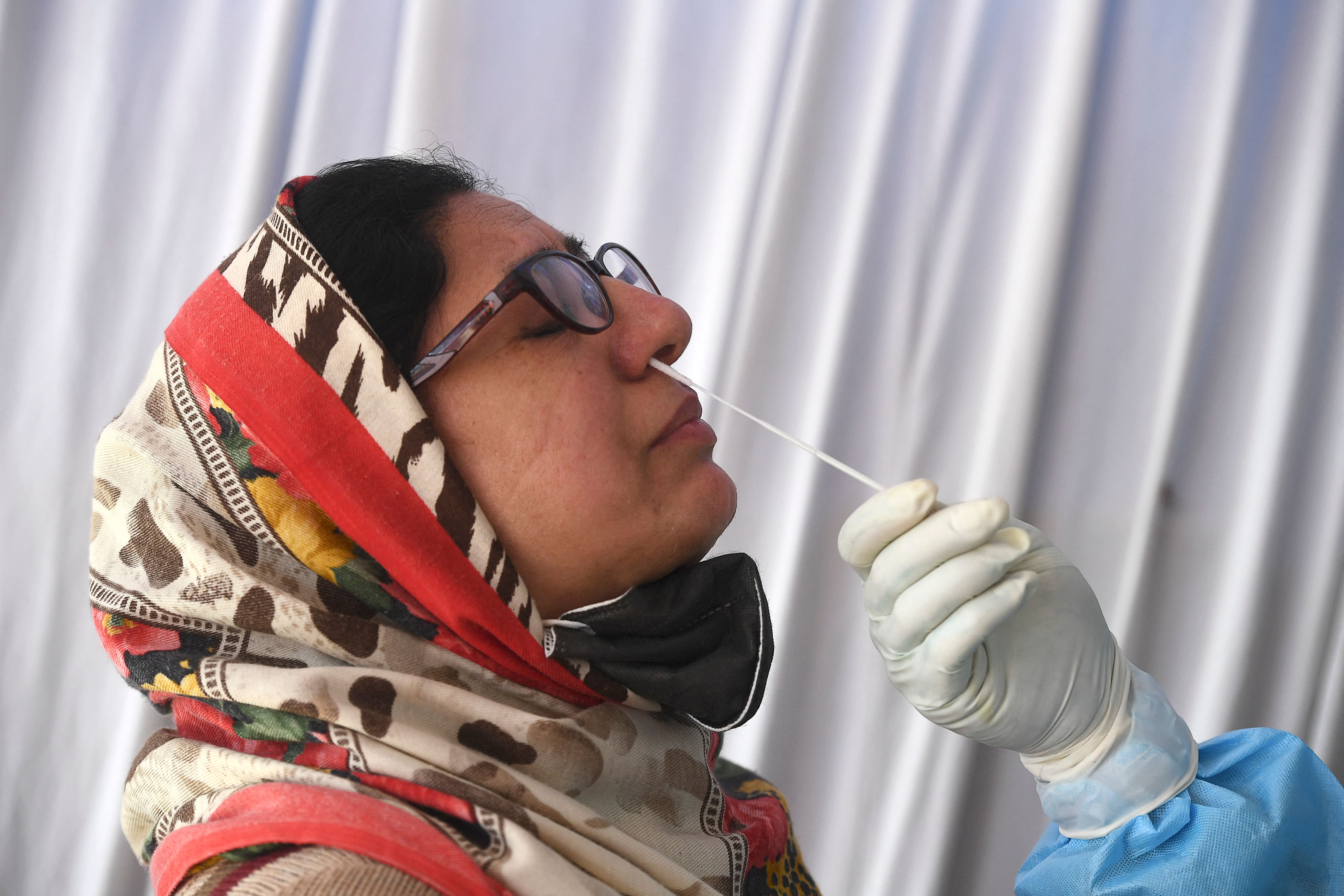 Ilustrasi swab Test PCR.