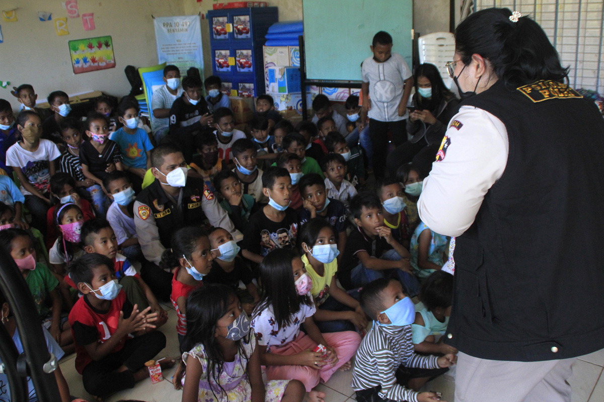 Tim Biro Psikologi SSDM Mabes Polri memberikan trauma healing bagi anak-anak korban bencana alam di NTT. 