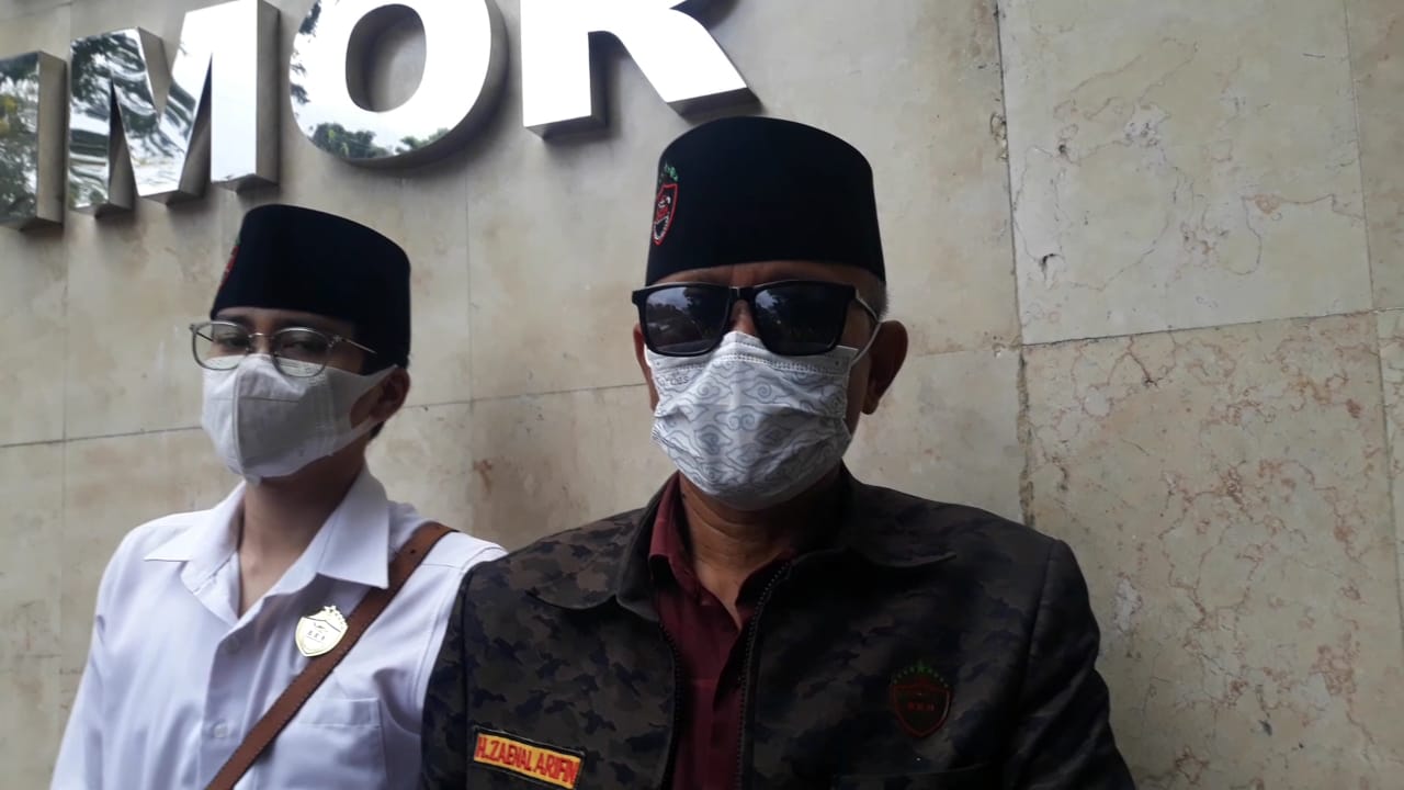 Ketua Barisan Ksatria Nusantara (BKN), KH.Zaenal Arifin (kanan) saat mendatangi Polda Metro Jaya.