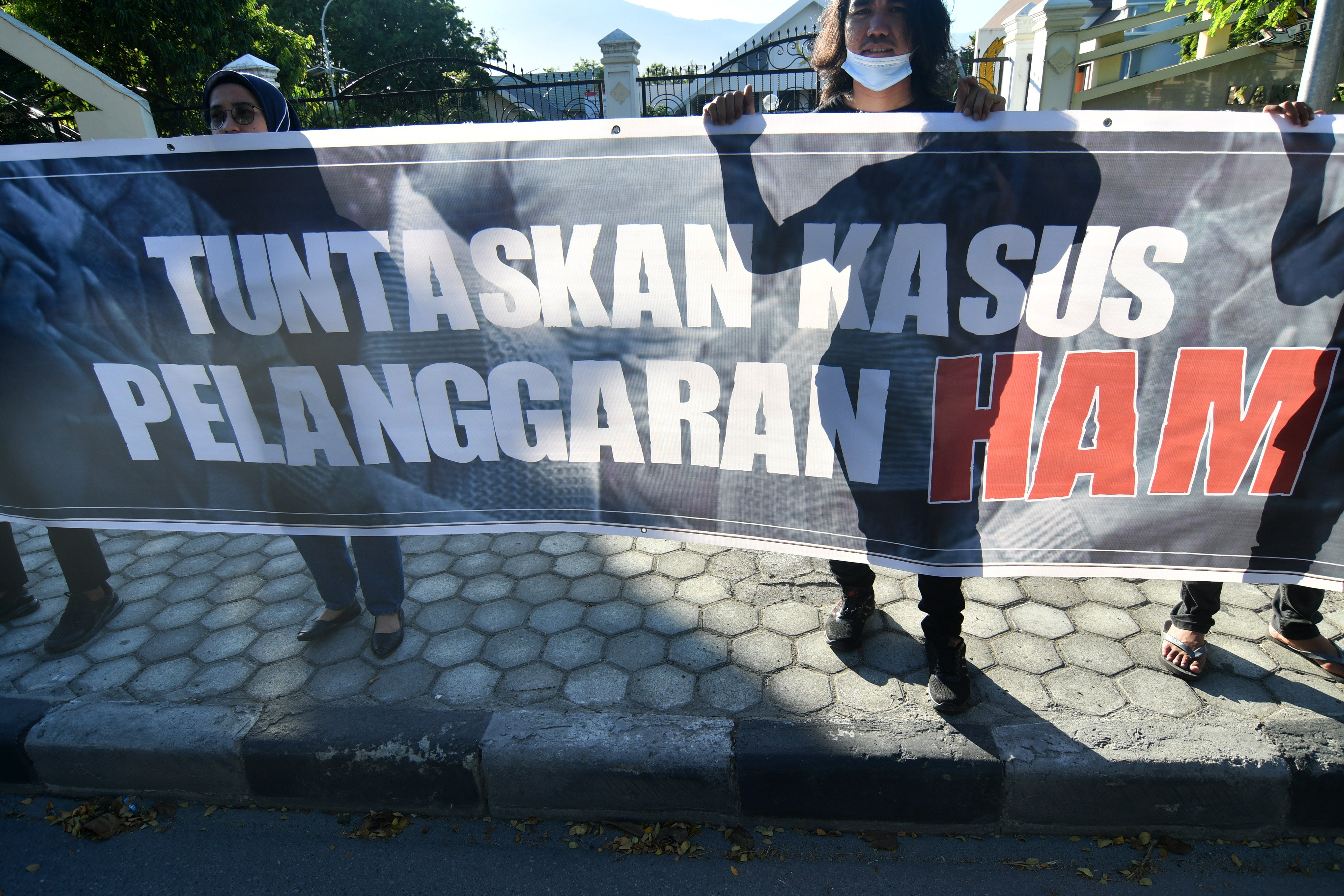 Sejumlah aktivis melakukan aksi protes terkait Hari HAM Internasional.