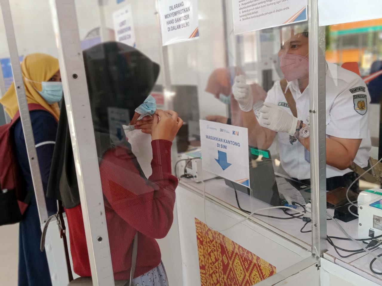 Suasana pemeriksaan GeNose di Stasiun Kertapati, Palembang.