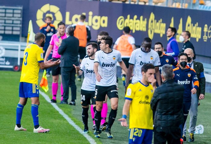 Para pemain Valencia meninggalkan lapangan dalam laga La Liga melawan Cadiz setelah Mouctar Diakhaby menjadi korban ejekan rasisme.