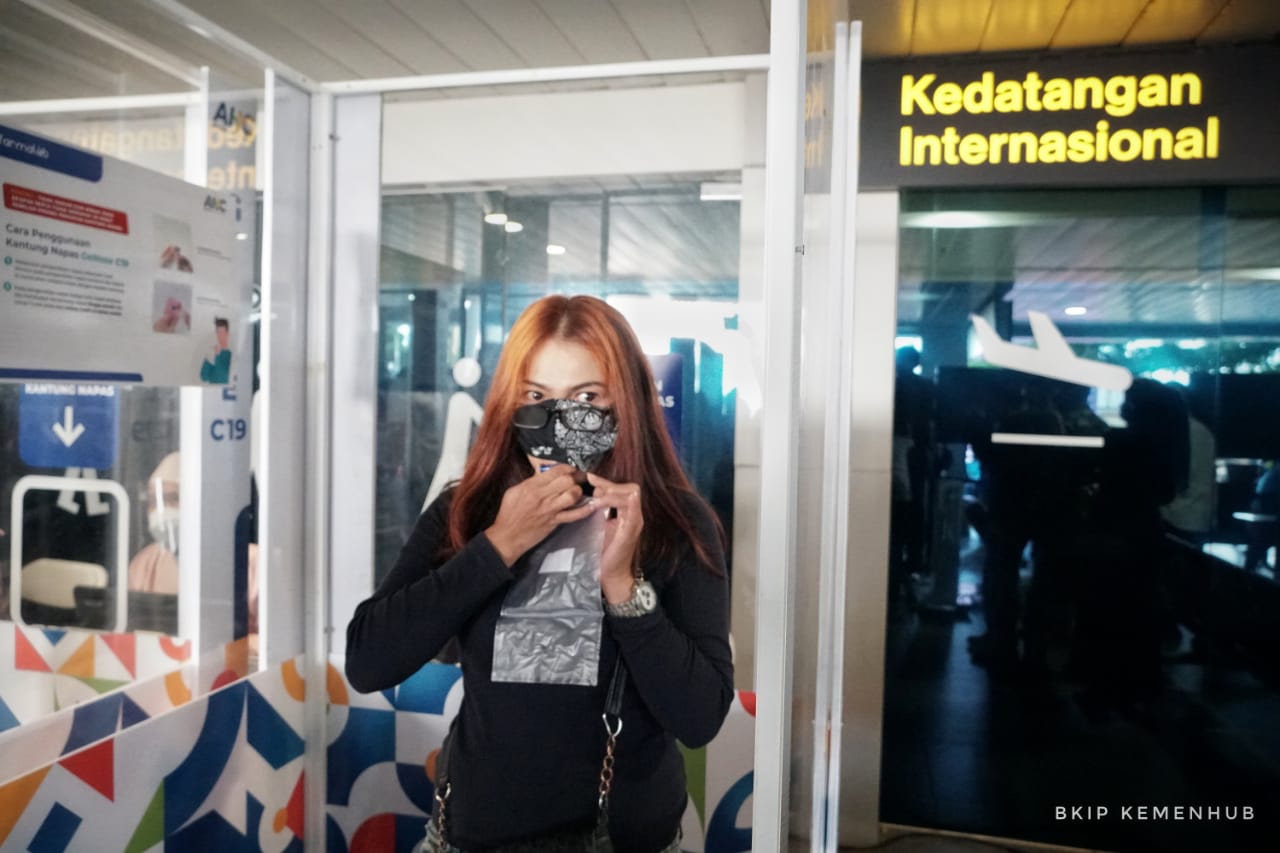 Pemeriksaan dengan GeNose C19 di bandara