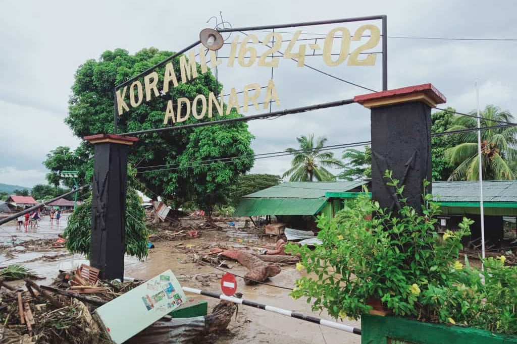 Koramil 1624-02 Adonara yang rusak akibat banjir bandang di Flores Timur, NTT.