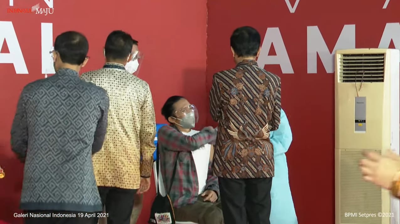Disaksikan Jokowi, Bimbim Slank Divaksinasi Covid-19