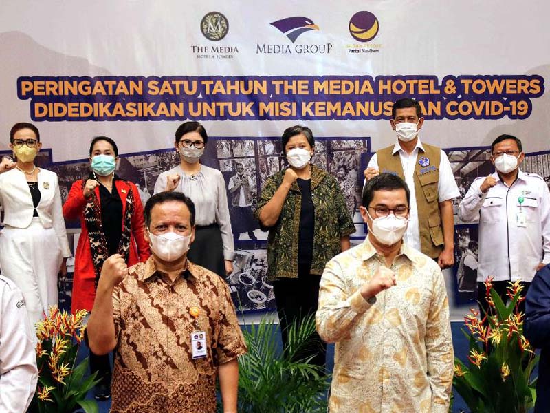 Wakil Ketua MPR RI/Koordinator Tim Kemanusiaan Surya Paloh,  Lestari Moerdijat bersama Ketua Satgas Penanganan Covid-19 Doni Monardo.