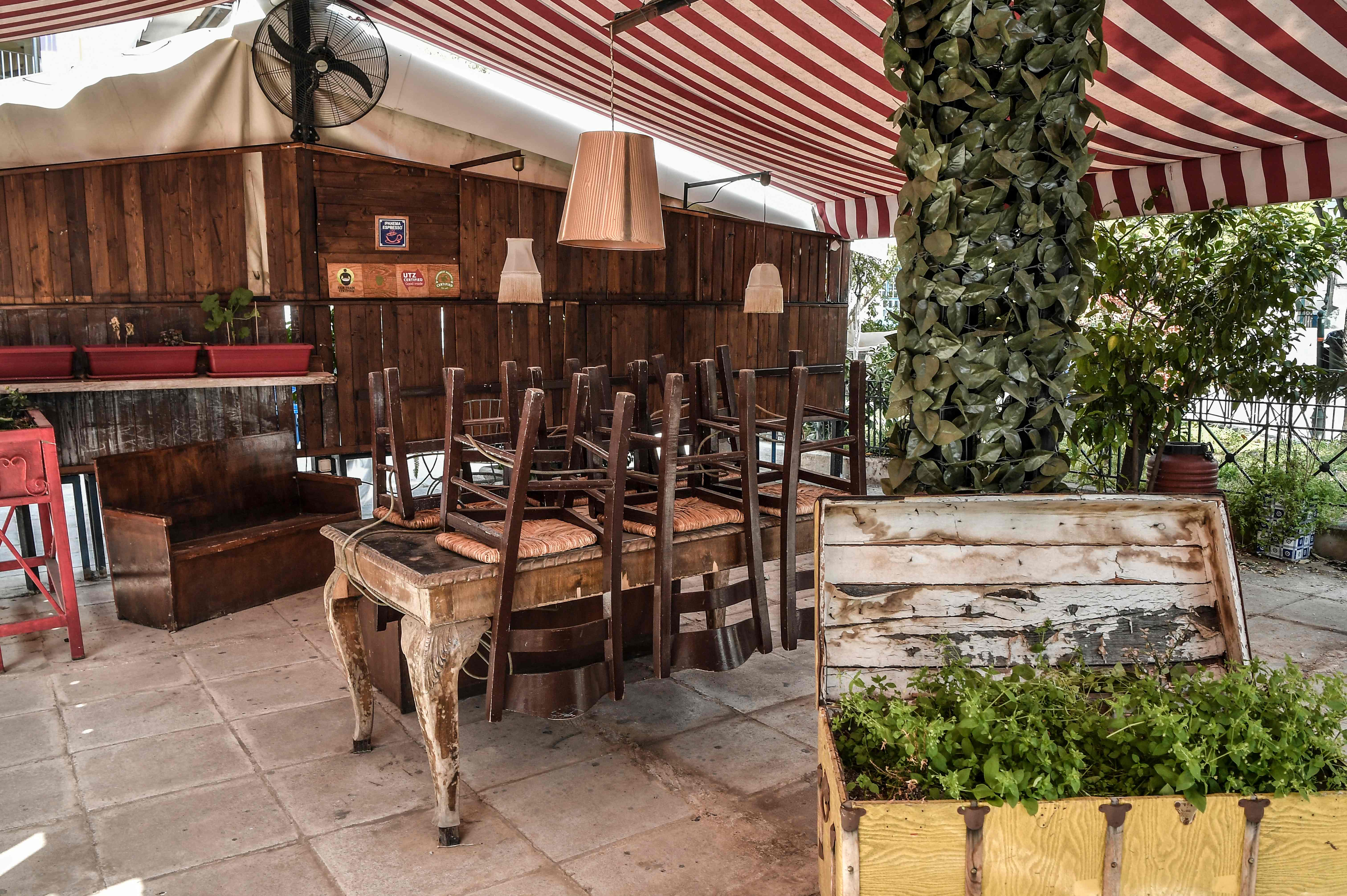 Restoran di Athena, Yunani tutup karena pembatasan covid-19.