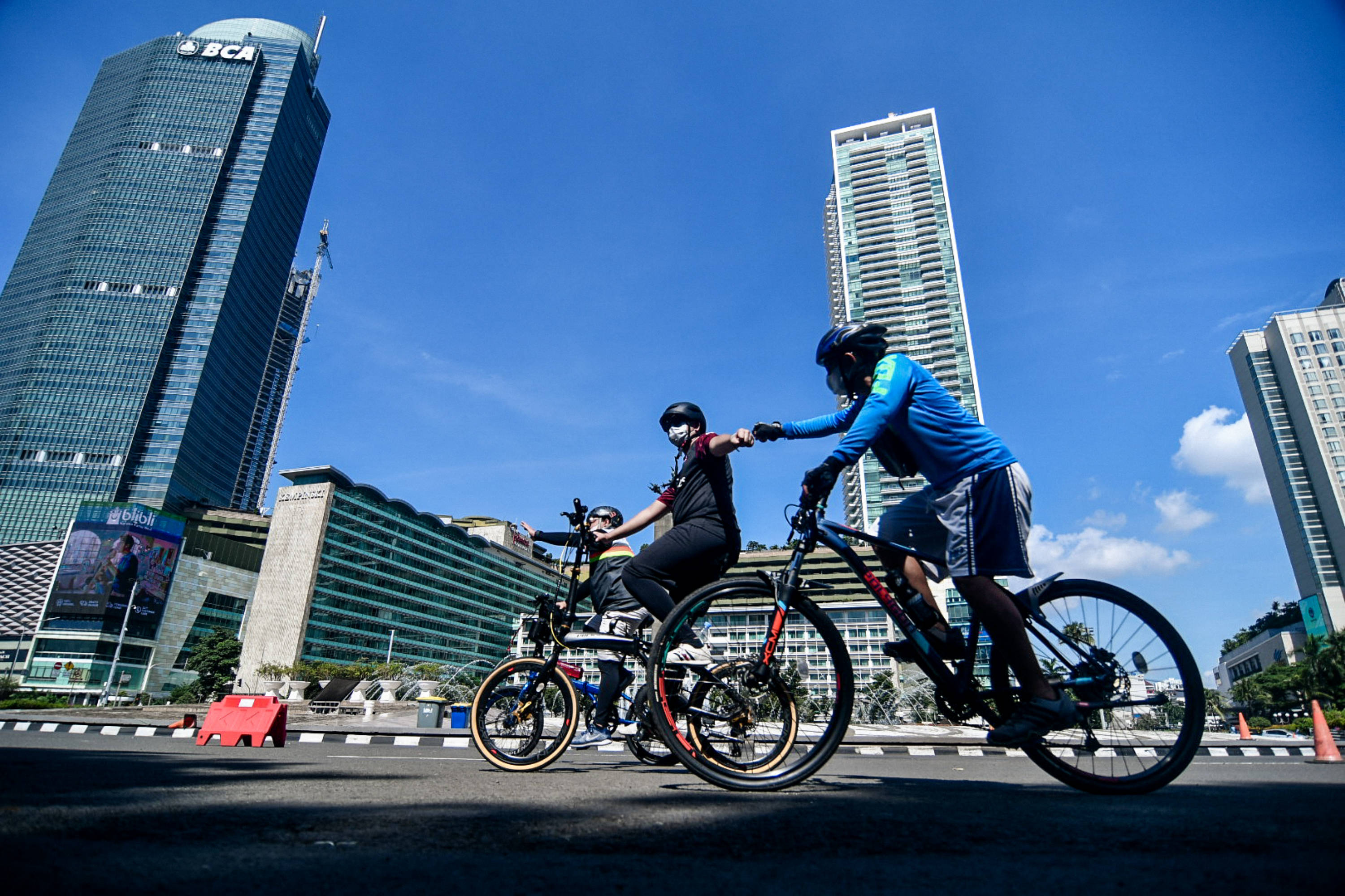 Ilustrasi--Warga bersepeda di kawasan Bundaran HI, Jakarta.