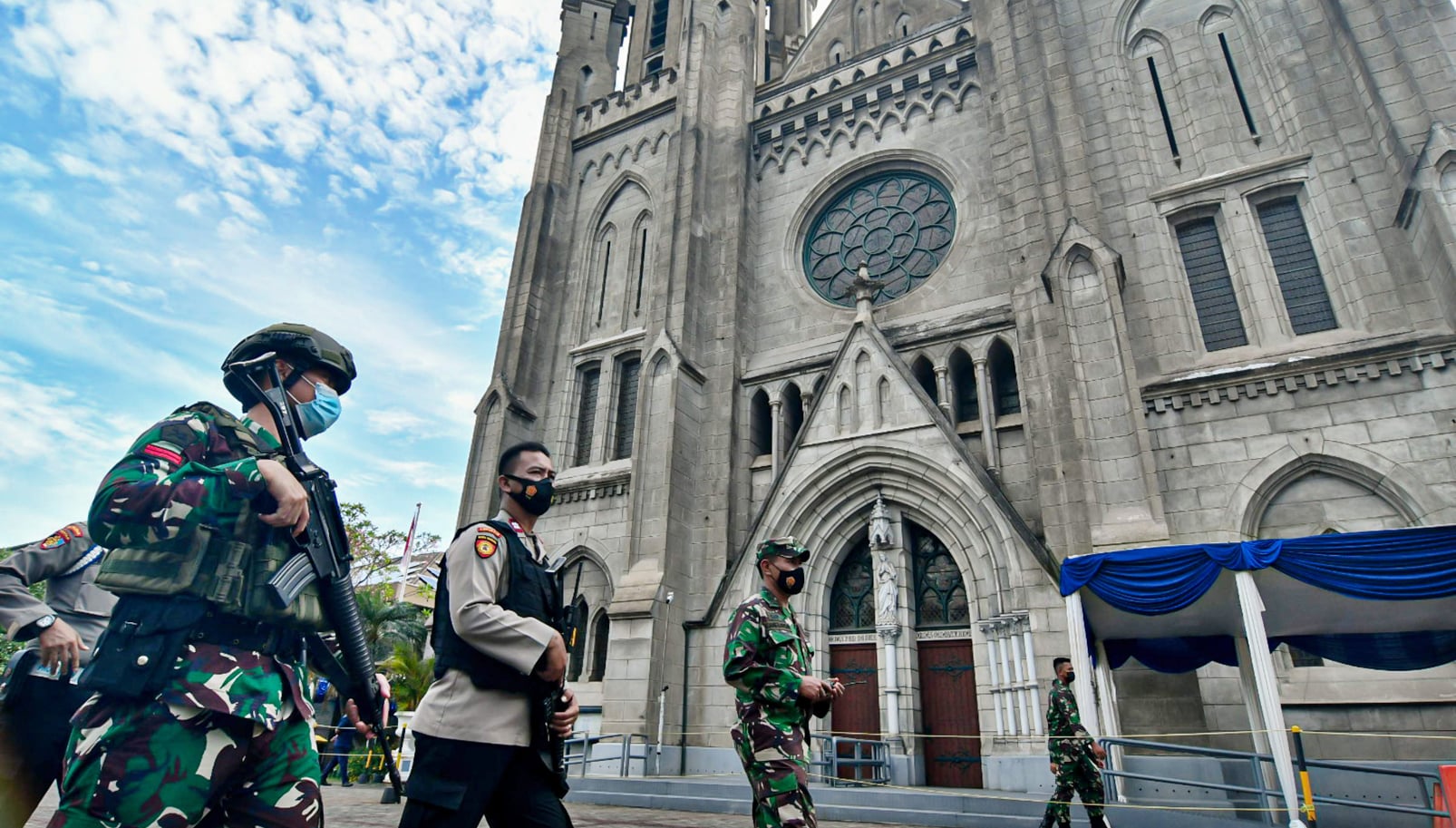  Sejumlah anggota gabungan melakukan pengamanan rangkaian paskah 2021 di Gereja Katedral Jakarta, Jumat (2/4/2021)