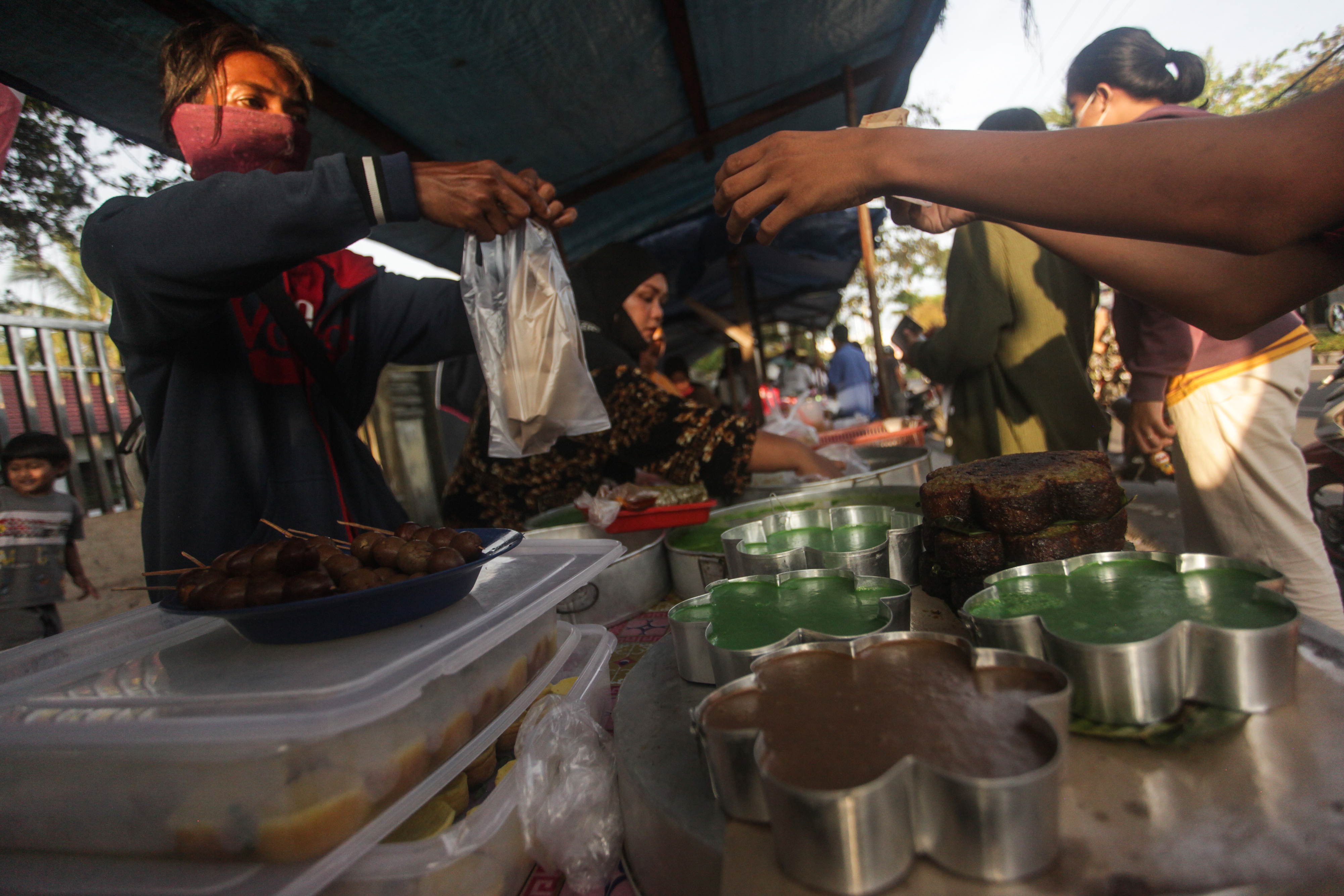 Umat Muslim Memulai Ramadan di Bawah Bayang-bayang Korona