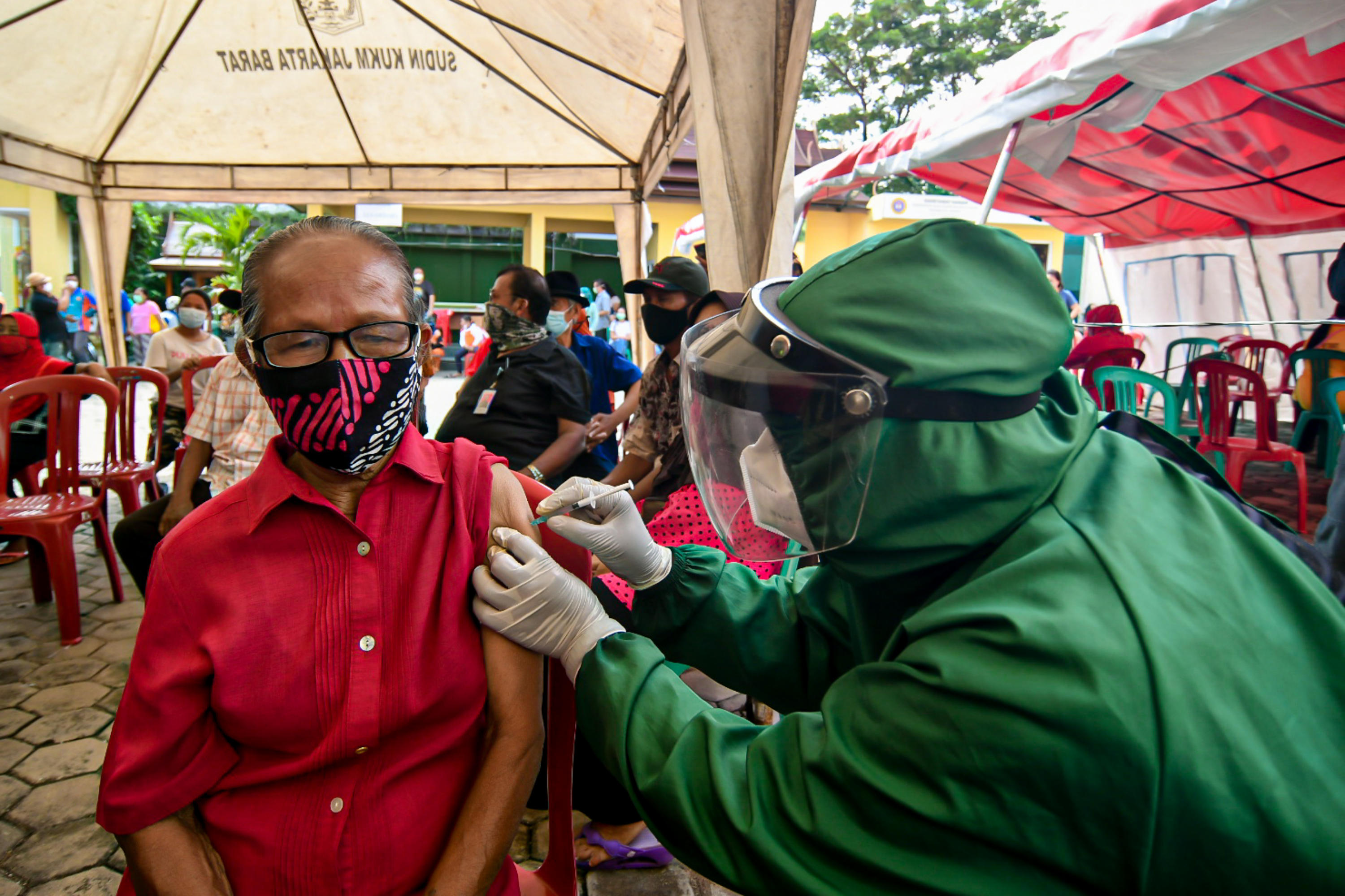 Warga lansia mengikuti vaksinasi covid-19 di Jakarta.