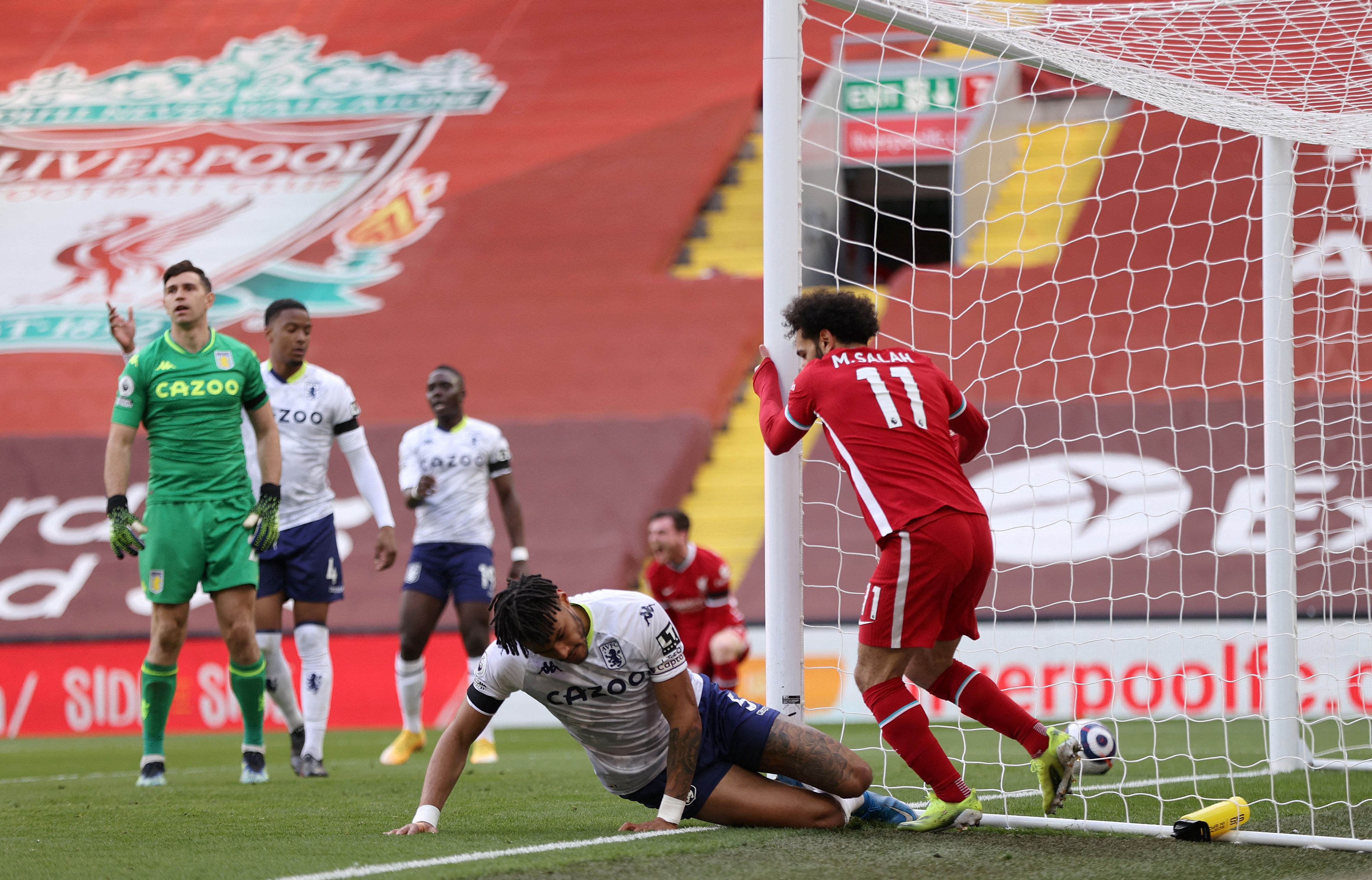 Aksi gelandang Liverpool Mohamed Salah (kiri) setelah menjebol gawang Aston Villa. 