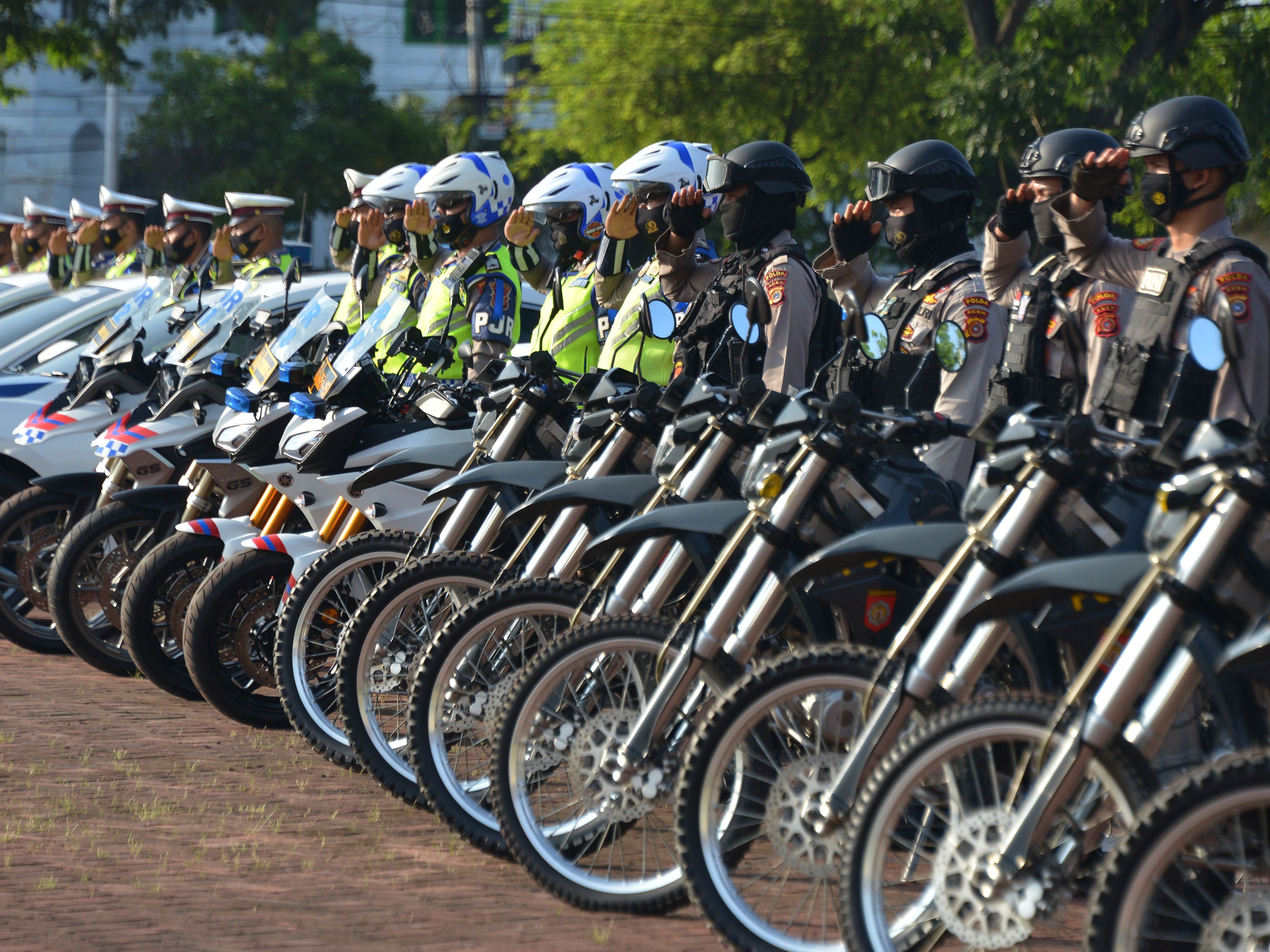 Personel gabungan mengikuti apel gelar pasukan Operasi Keselamatan Tahun 2021 di Mapolda Aceh, Banda Aceh, Aceh, Senin (12/4).