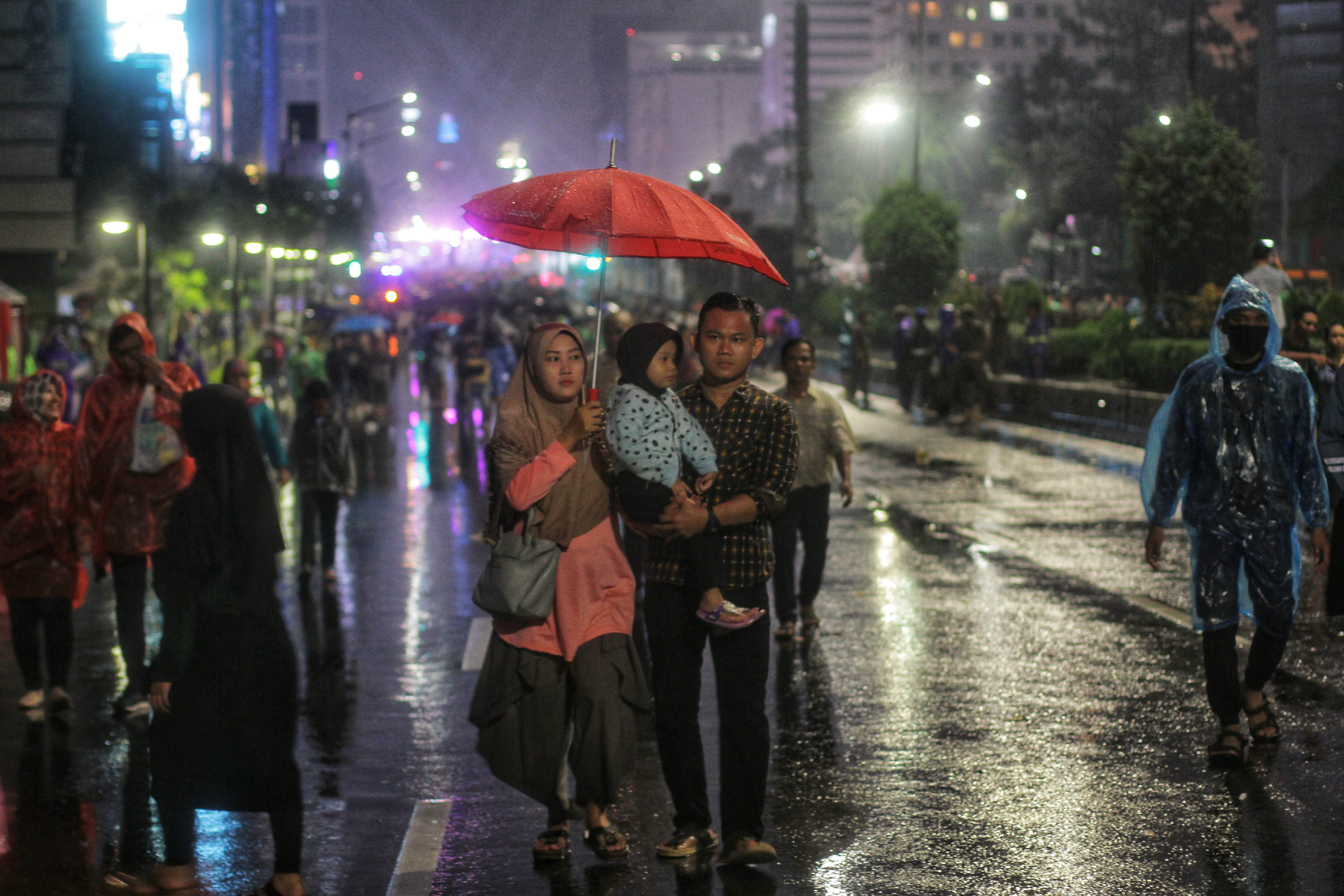 Hujan deras mengguyur kawasan Bundaran HI, Jakarta Pusat.