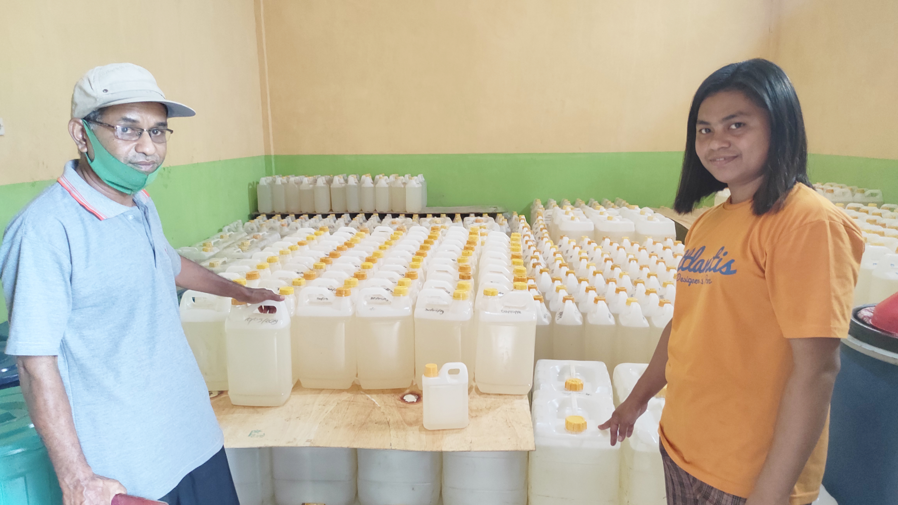 Minyak VCO menumpuk di gudang pabrik milik Keuskupan Larantuka di Waiwadan, Kecamatan Adonara Barat, Kabupaten Flotim, NTT.