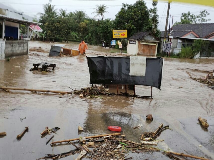 Banjir bandang di kawasan wisata Bandungan, Kabupaten Semarang