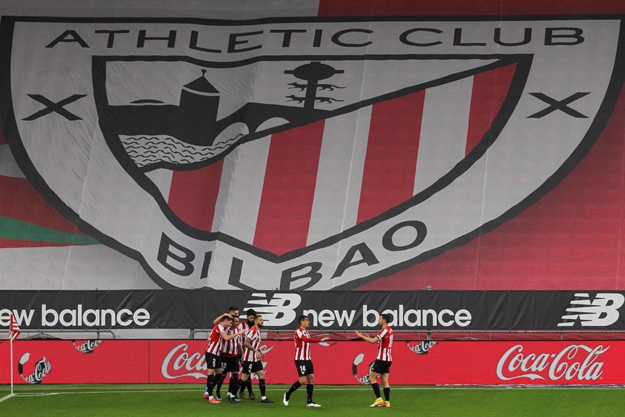 Para pemain Athletic Bilbao melakukan selebrasi usai mencetak gol ke gawang Real Valladolid di laga La Liga.