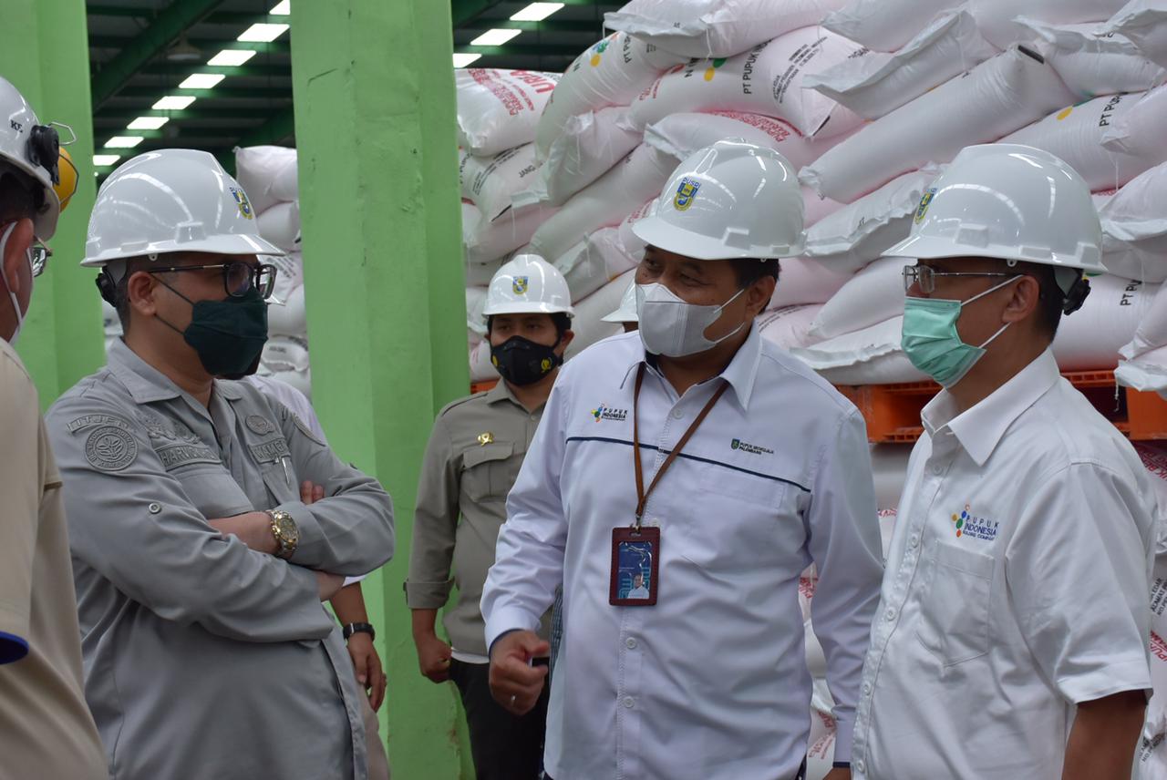 Wakil Menteri Pertanian RI, Harvick Hasnul Qolbi bersama Direktur PT Pusri Tri Wahyudi Saleh mengecek ketersediaan pupuk di Gudang PT Pusri.