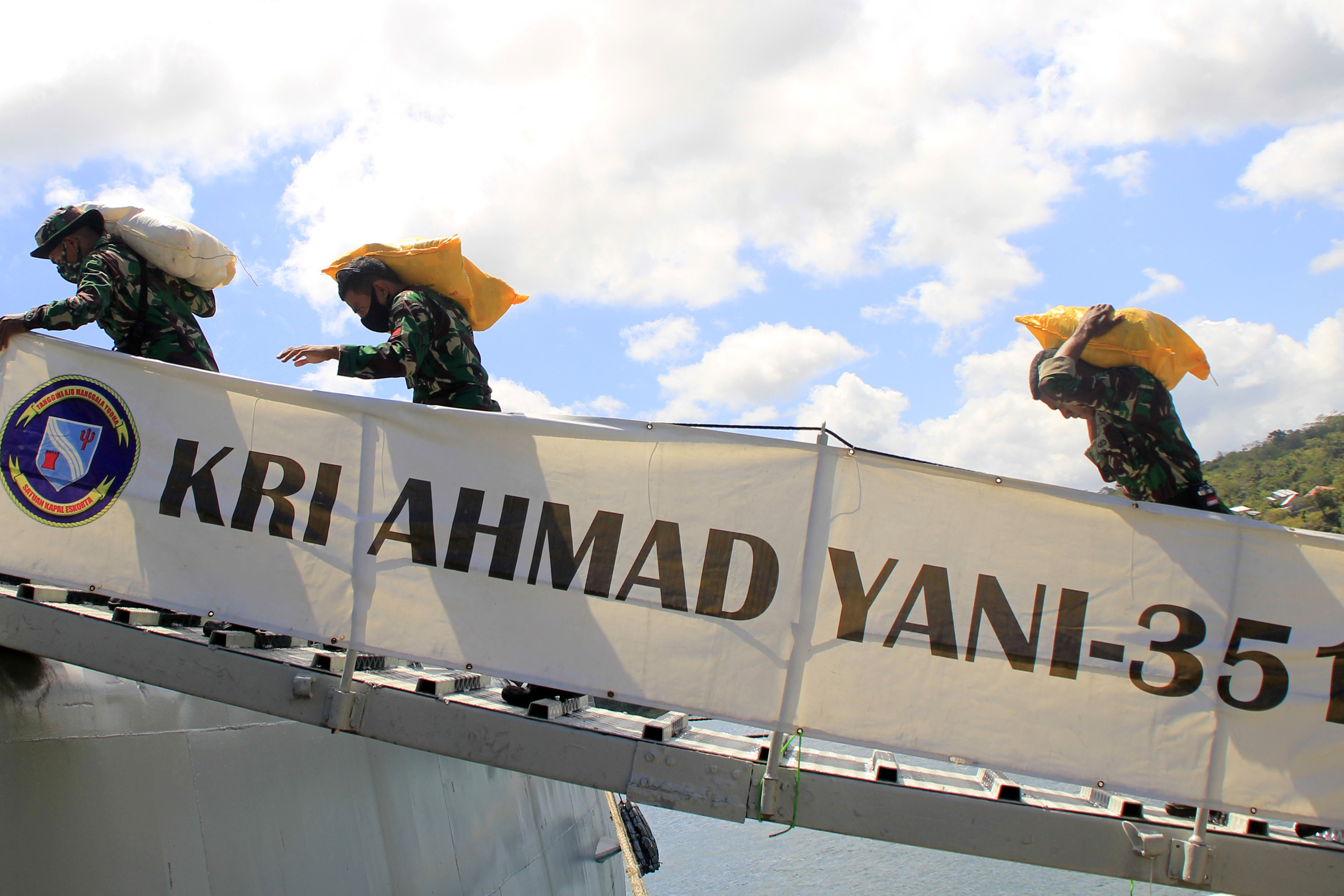 Sejumlah personel TNI menaikkan logistik ke atas KRI Ahmad Yani-351 untuk disalurkan ke korban bencana alam di NTT.