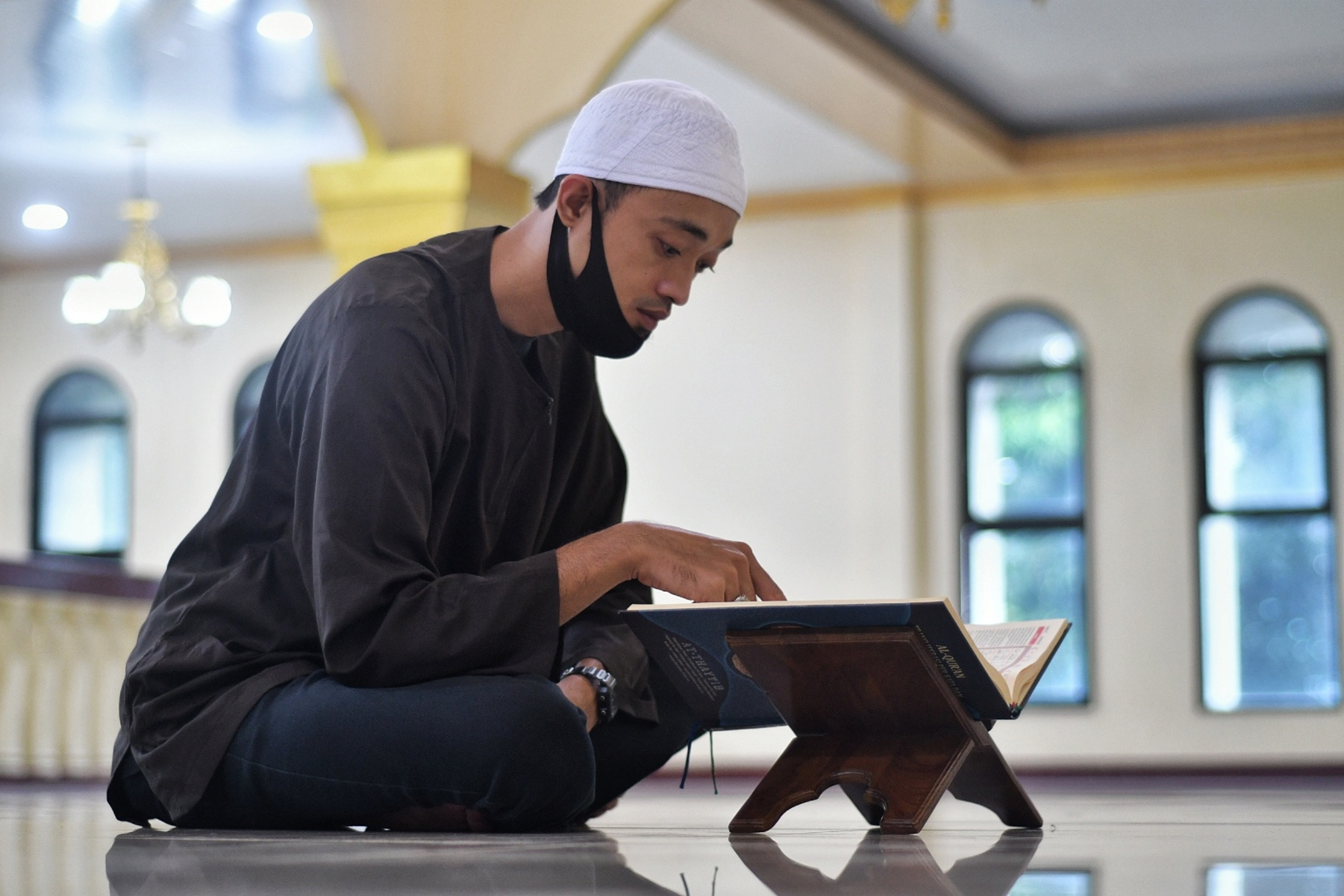 Warga membaca Al-Quran di Masjid Al- Munawar, Pancoran, Jakarta, Jumat (1/5/2020). 