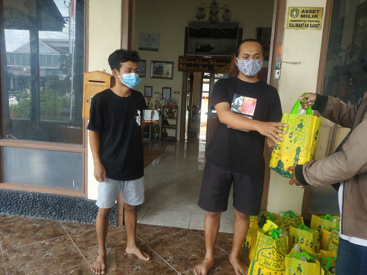 Mahasiswa asal Kalimantan Barat di Yogyakarta tidak bisa mudik ke kampung halaman mendapat bantuan sembako. 