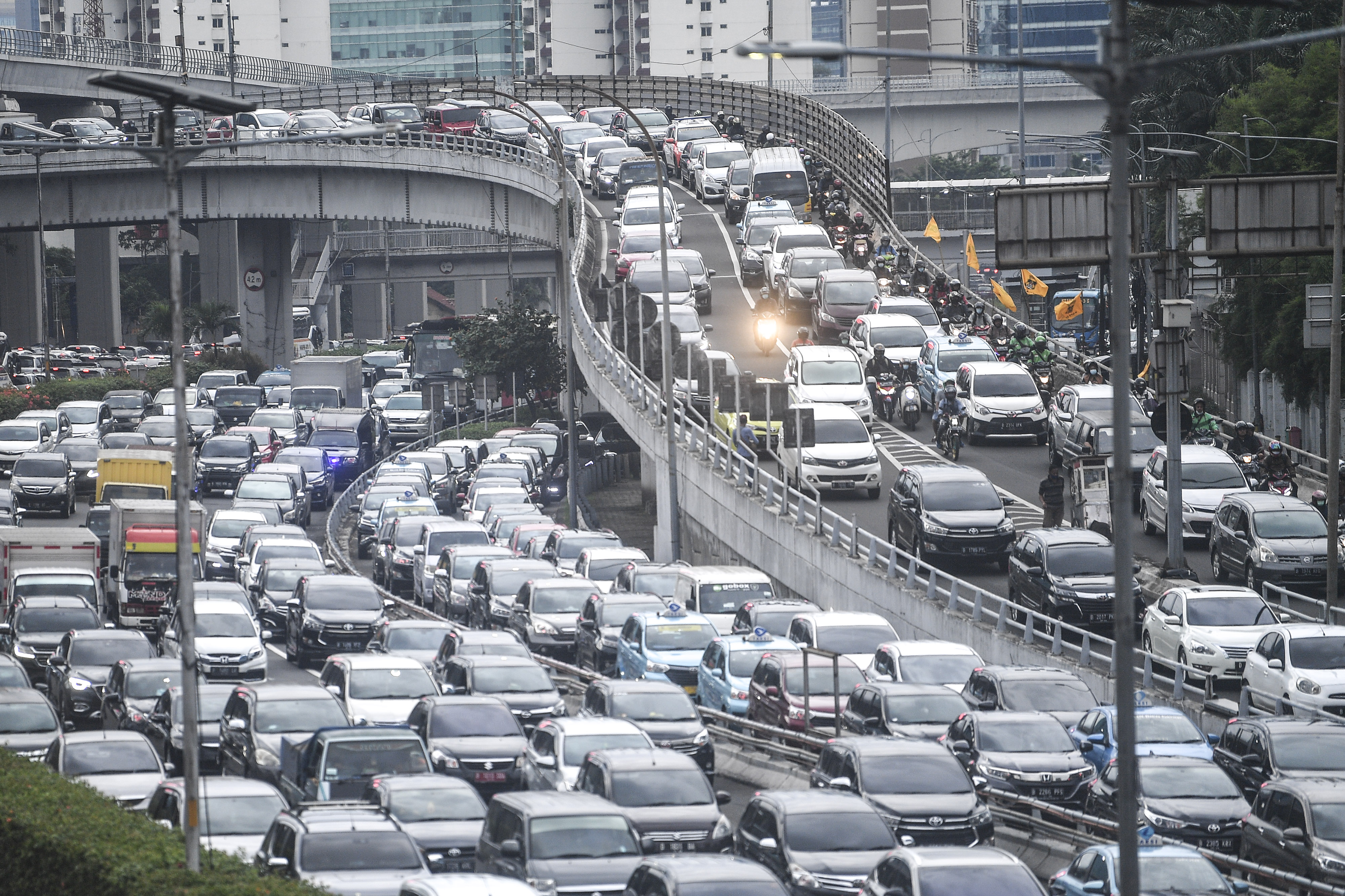 Kendaraan terjebak kemacetan di Jalan Gatot Subroto, Jakarta.
