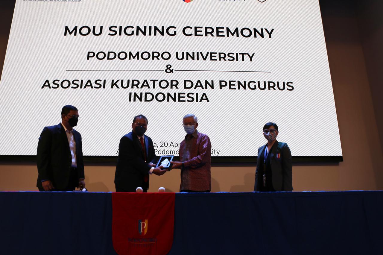 Penandatangan nota kesepakatan antara Asosiasi Kurator dan Pengurus Indonesia (AKPI) dan Universitas Agung Podomoro. 