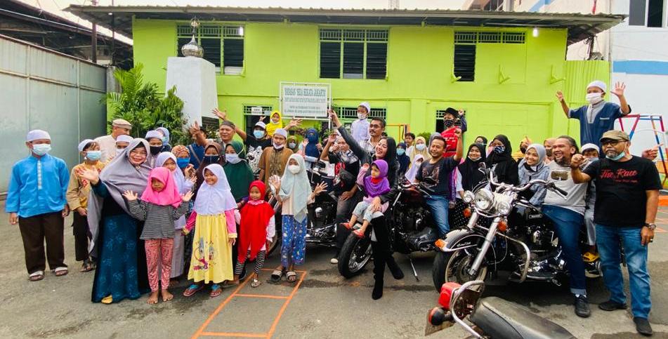 PMA berbagi kegembiraan dengan anak-anak yatim piatu.