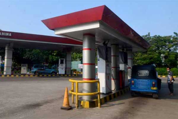 Suasana kesibukan stasiun pengisian bahan bakar gas (SPBG) Pertamina di kawasan Jalan Pemuda, Jakarta, kemarin. 