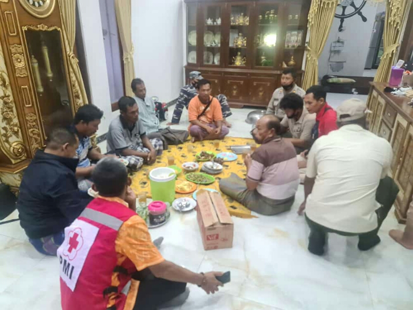 Awak KLM Phinisi Satria Indonesia bermuatan sembako yang tenggelam di Perairan Karimunjawa